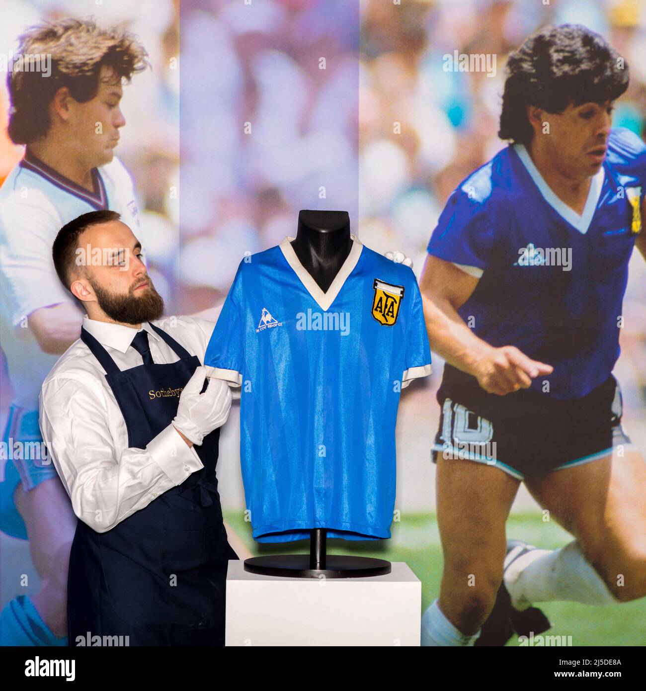 La camicia del leggendario calciatore argentino Diego Maradona indossata nella partita della Coppa del mondo contro l’Inghilterra del 1986 è oggi all’asta online, secondo le stime Foto Stock