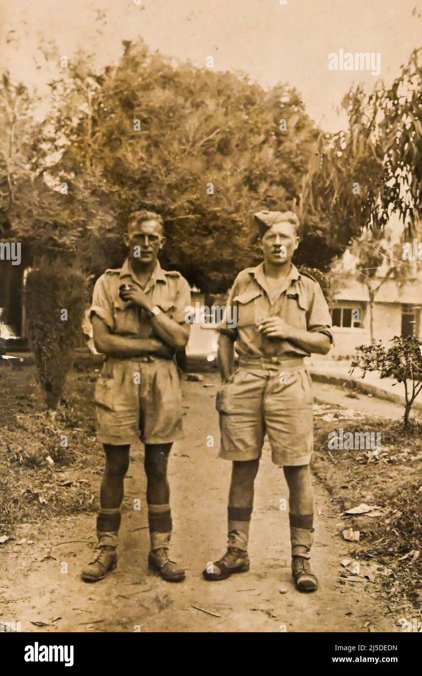 Due soldati britannici posano per una fotografia a Tripoli Nord Africa durante la seconda guerra mondiale del 1943 ( Soldier a destra è il nonno fotografi) Foto Stock
