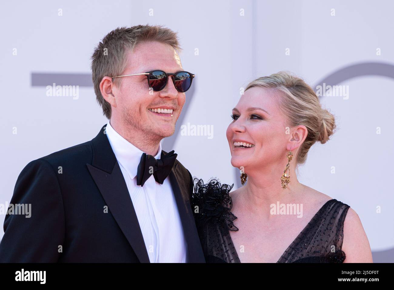 Venezia, 2 settembre 2022 - Kirsten Dunst e suo fratello Christian Dunst presenziano al tappeto rosso per il film "The Power of th Dog" al 78° Venice Film Festiva. Credits: Luigi de Pompeis/Alamy Live News Foto Stock