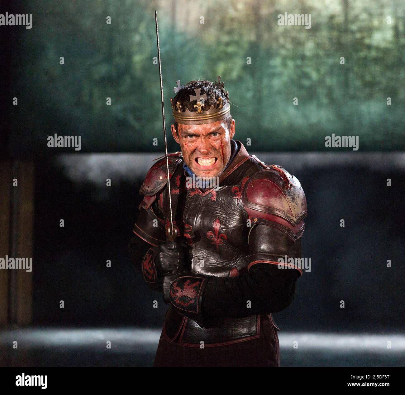 Atto 3 sc.1 - 'ancora una volta alla rottura, cari amici': Alex Hassell (Henry V) in HENRY V di Shakespeare alla Royal Shakespeare Company (RSC), Royal Shakespeare Theatre (RST), Stratford-upon-Avon, Inghilterra 22/09/2015 musica: Paul Englishby design: Stephen Brimson Lewis illuminazione: Tim Mitchell combatte: Michael Ashft: Re: Re: Re: Gregorio Doran Foto Stock