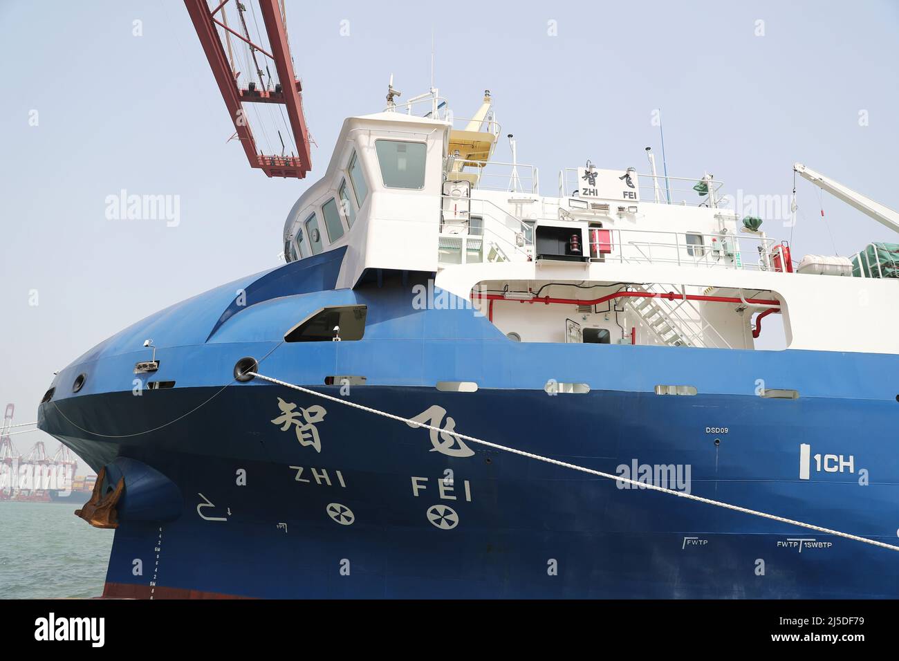 QINGDAO, CINA - 22 APRILE 2022 - la nave a vela intelligente zhifei, sviluppata in Cina, carica il carico al porto di Qingdao nella provincia di Shandong della Cina orientale Foto Stock