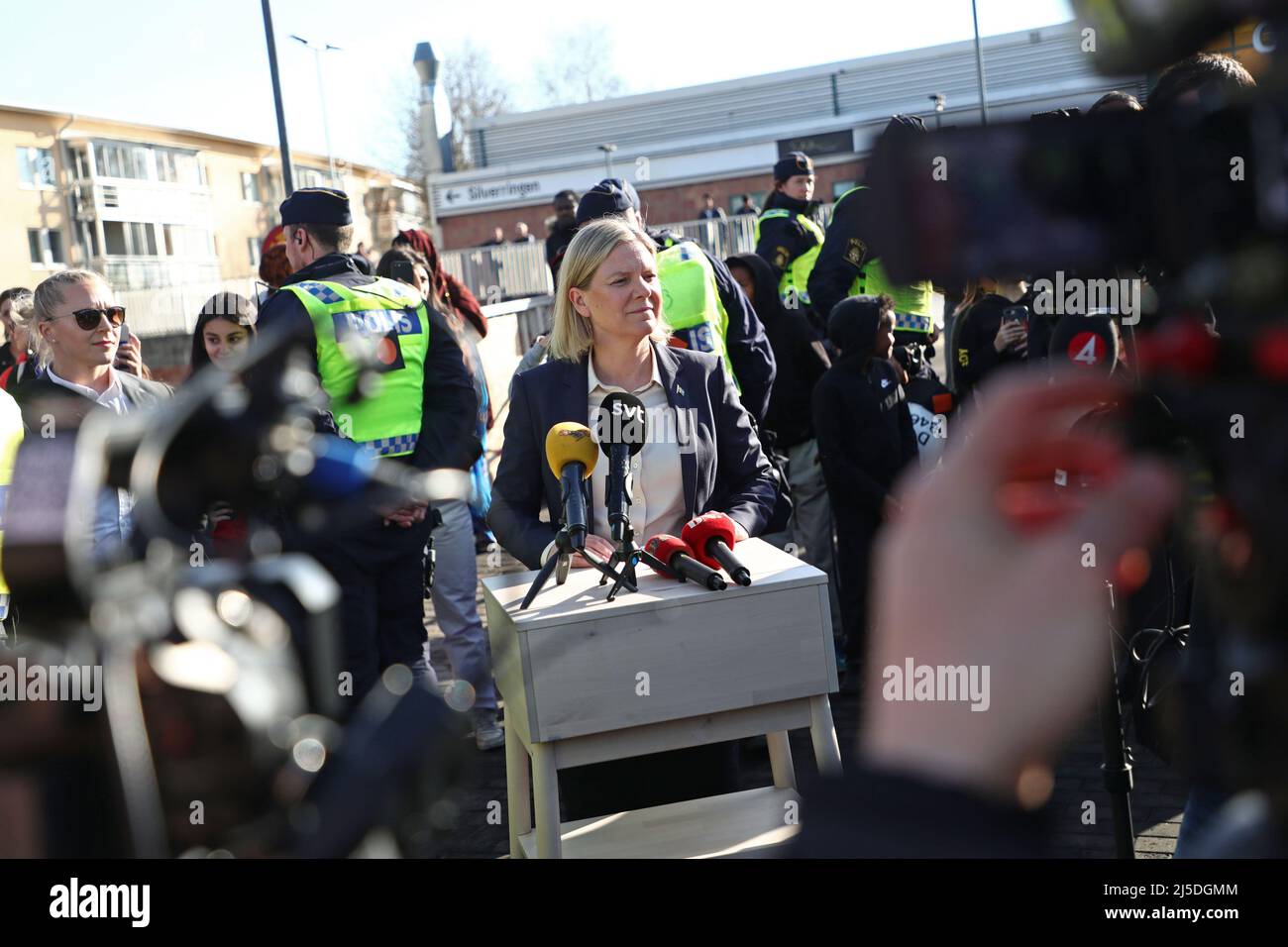 Mercoledì, il primo ministro svedese Magdalena Andersson ha incontrato i funzionari di polizia che erano in servizio durante la sommossa questo fine settimana, e ha anche incontrato la presidenza del consiglio comunale e i rappresentanti della comunità locale. Foto Stock