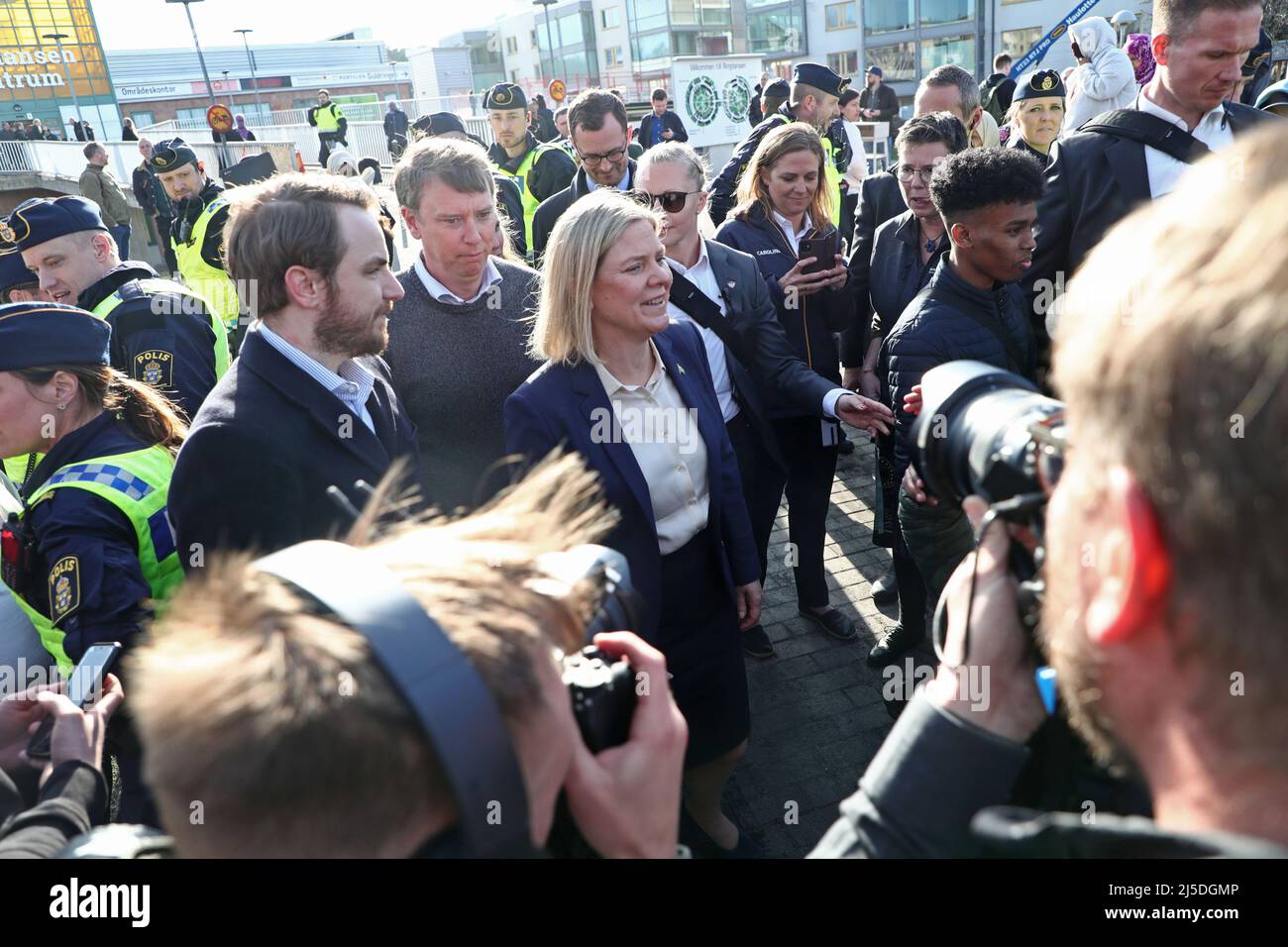 Mercoledì, il primo ministro svedese Magdalena Andersson ha incontrato i funzionari di polizia che erano in servizio durante la sommossa questo fine settimana, e ha anche incontrato la presidenza del consiglio comunale e i rappresentanti della comunità locale. Foto Stock