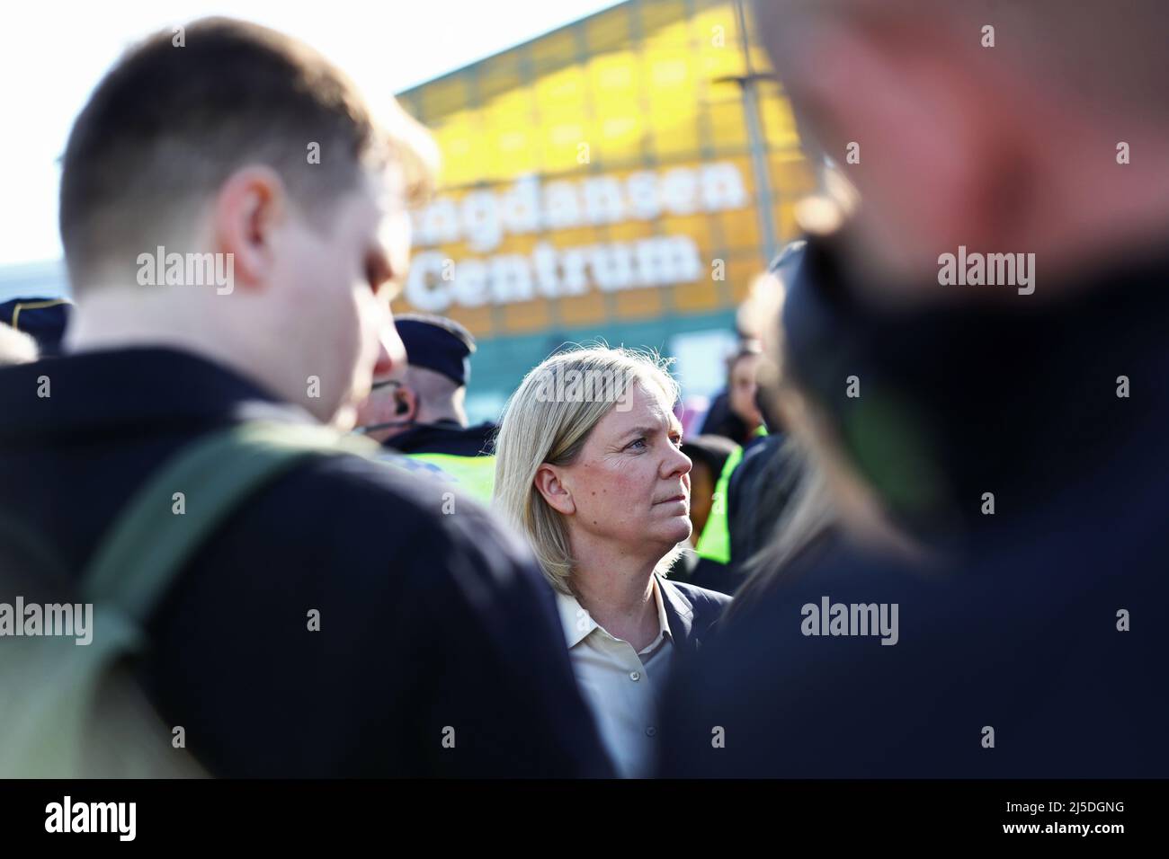 Mercoledì, il primo ministro svedese Magdalena Andersson ha incontrato i funzionari di polizia che erano in servizio durante la sommossa questo fine settimana, e ha anche incontrato la presidenza del consiglio comunale e i rappresentanti della comunità locale. Foto Stock