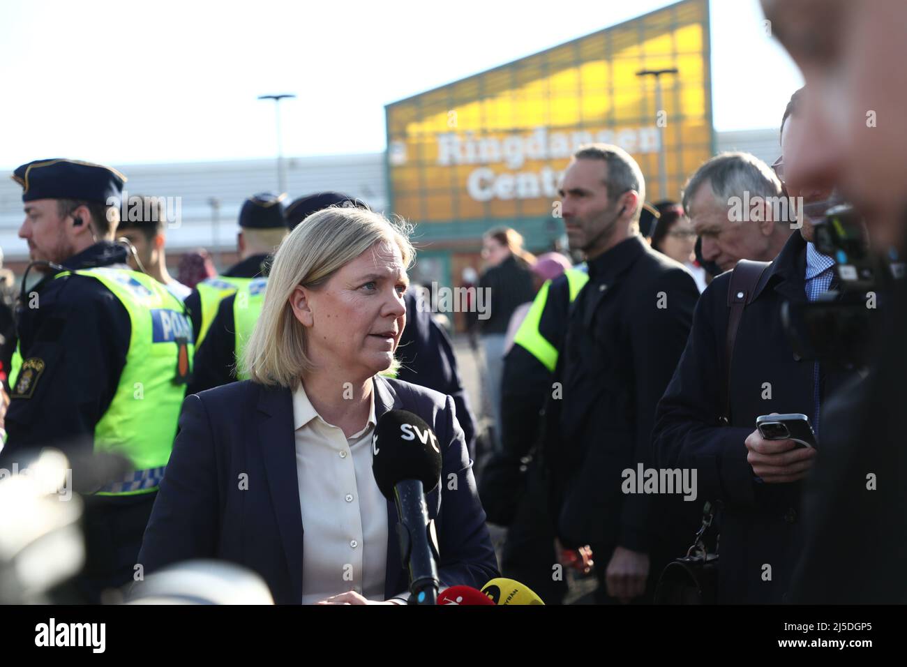 Mercoledì, il primo ministro svedese Magdalena Andersson ha incontrato i funzionari di polizia che erano in servizio durante la sommossa questo fine settimana, e ha anche incontrato la presidenza del consiglio comunale e i rappresentanti della comunità locale. Foto Stock