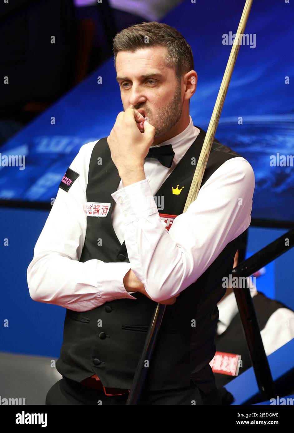 Mark Selby contro Yan Bingtao durante il giorno sette del campionato mondiale  di biliardo Betfred al Crociere di Sheffield. Data foto: Venerdì 22 aprile  2022 Foto stock - Alamy