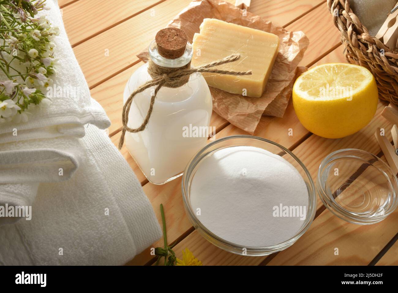 Particolare di prodotti per la pulizia fatti in casa per i vestiti su tavola di legno. Vista rialzata. Composizione orizzontale. Foto Stock