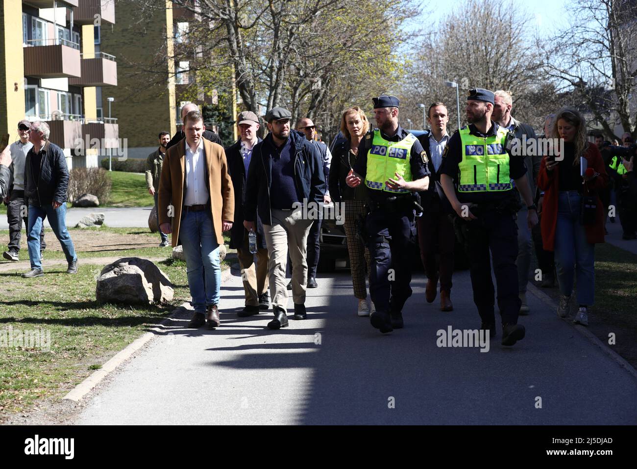 Dopo le rivolte del fine settimana di Pasqua, Jimmie Åkesson, leader del partito per i Democratici svedesi, ha visitato il distretto di Skäggetorp Linköping, in Svezia. Sul posto nella zona, ha incontrato i media e il pubblico in generale, e ha presentato una nuova proposta nel settore della politica di ​​criminal. Foto Stock