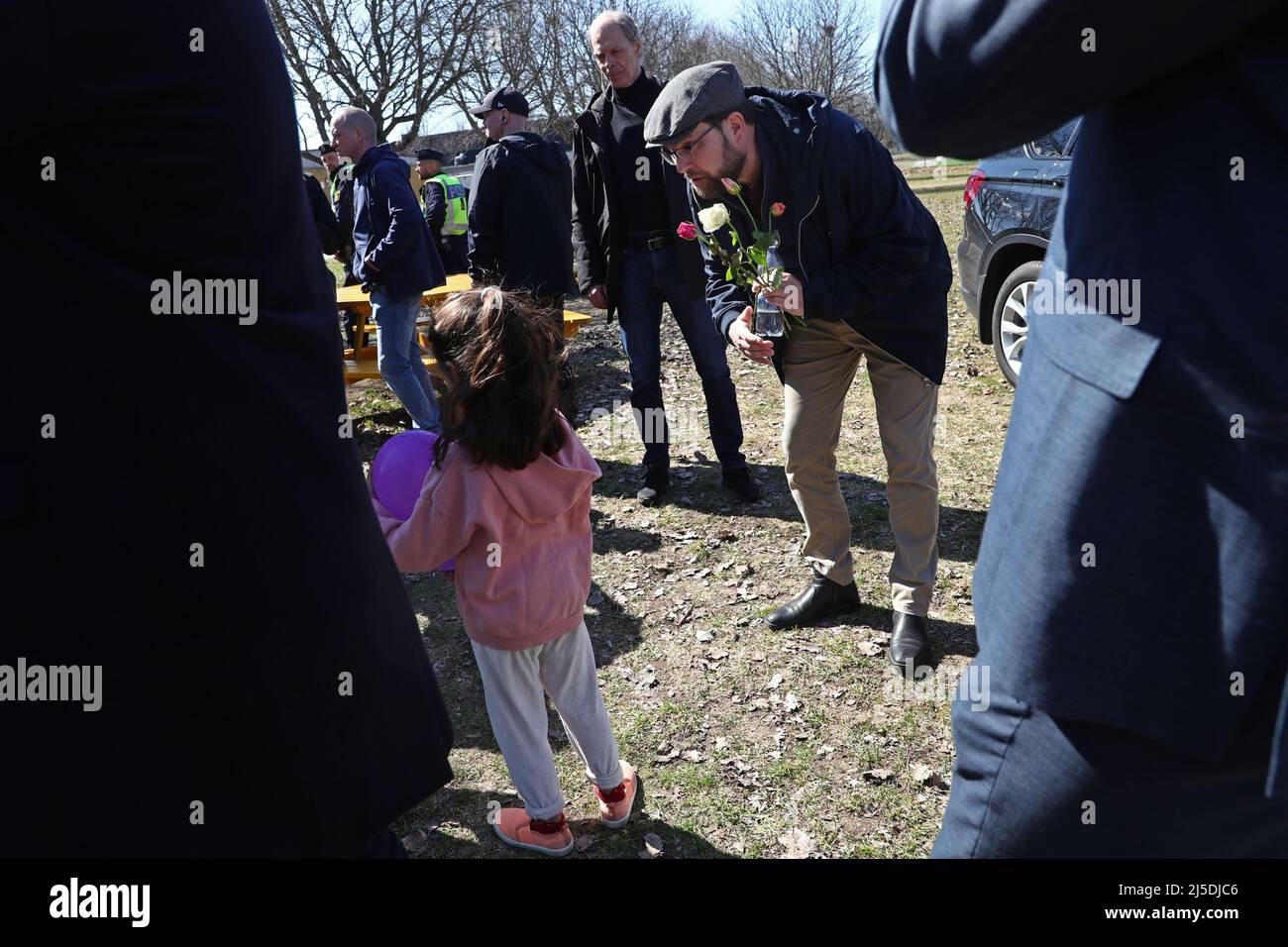 Dopo le rivolte del fine settimana di Pasqua, Jimmie Åkesson, leader del partito per i Democratici svedesi, ha visitato il distretto di Skäggetorp Linköping, in Svezia. Sul posto nella zona, ha incontrato i media e il pubblico in generale, e ha presentato una nuova proposta nel settore della politica di ​​criminal. Nella foto: Una bambina che ha lasciato fiori per Jimmie Åkesson. Foto Stock