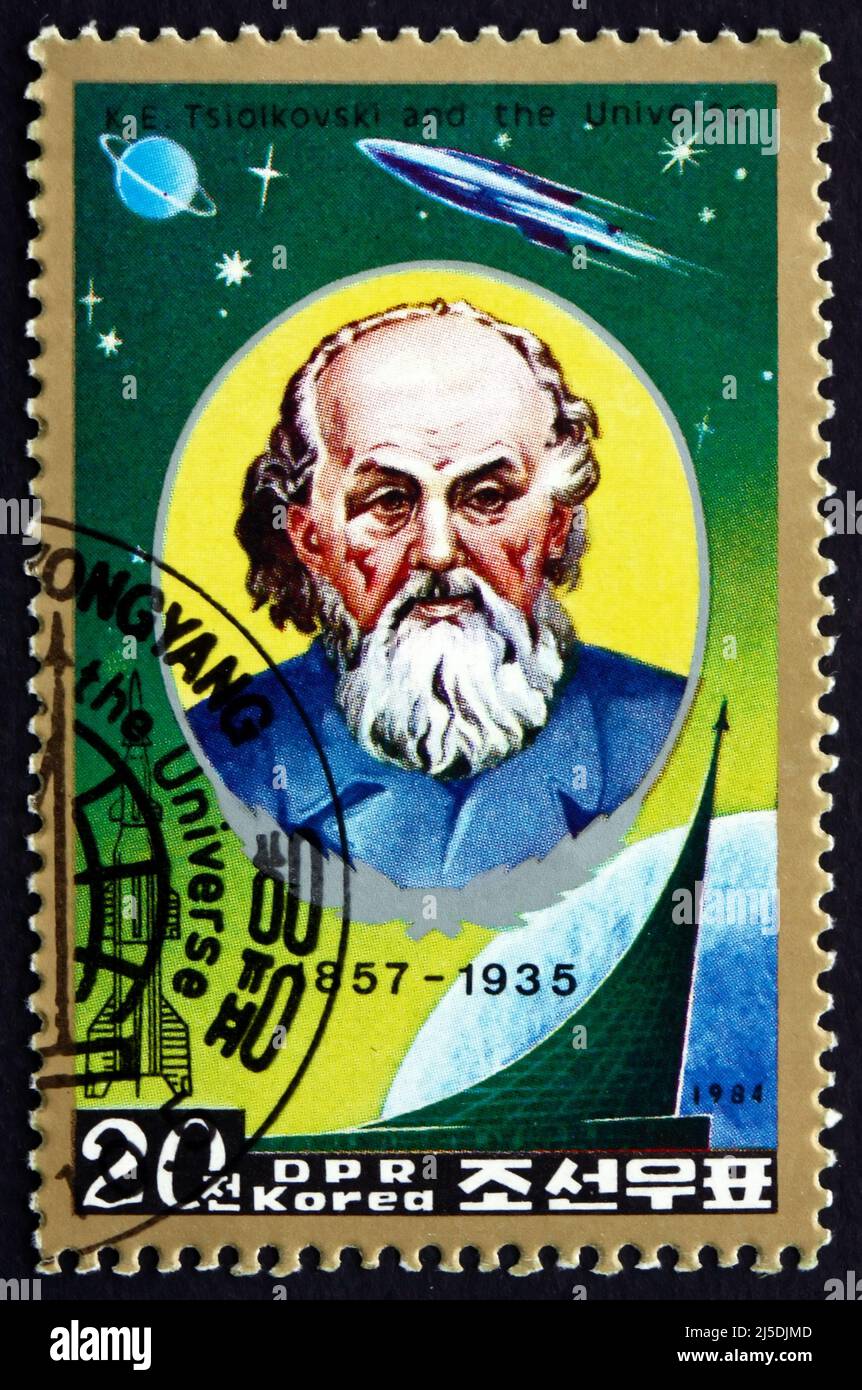 COREA DEL NORD - CIRCA 1984: Un francobollo stampato nella Corea del Nord mostra Konstantin Eduardovich Tsiolkovsky, Rocket Scientist russo e Pioneer dell'Astrona Foto Stock