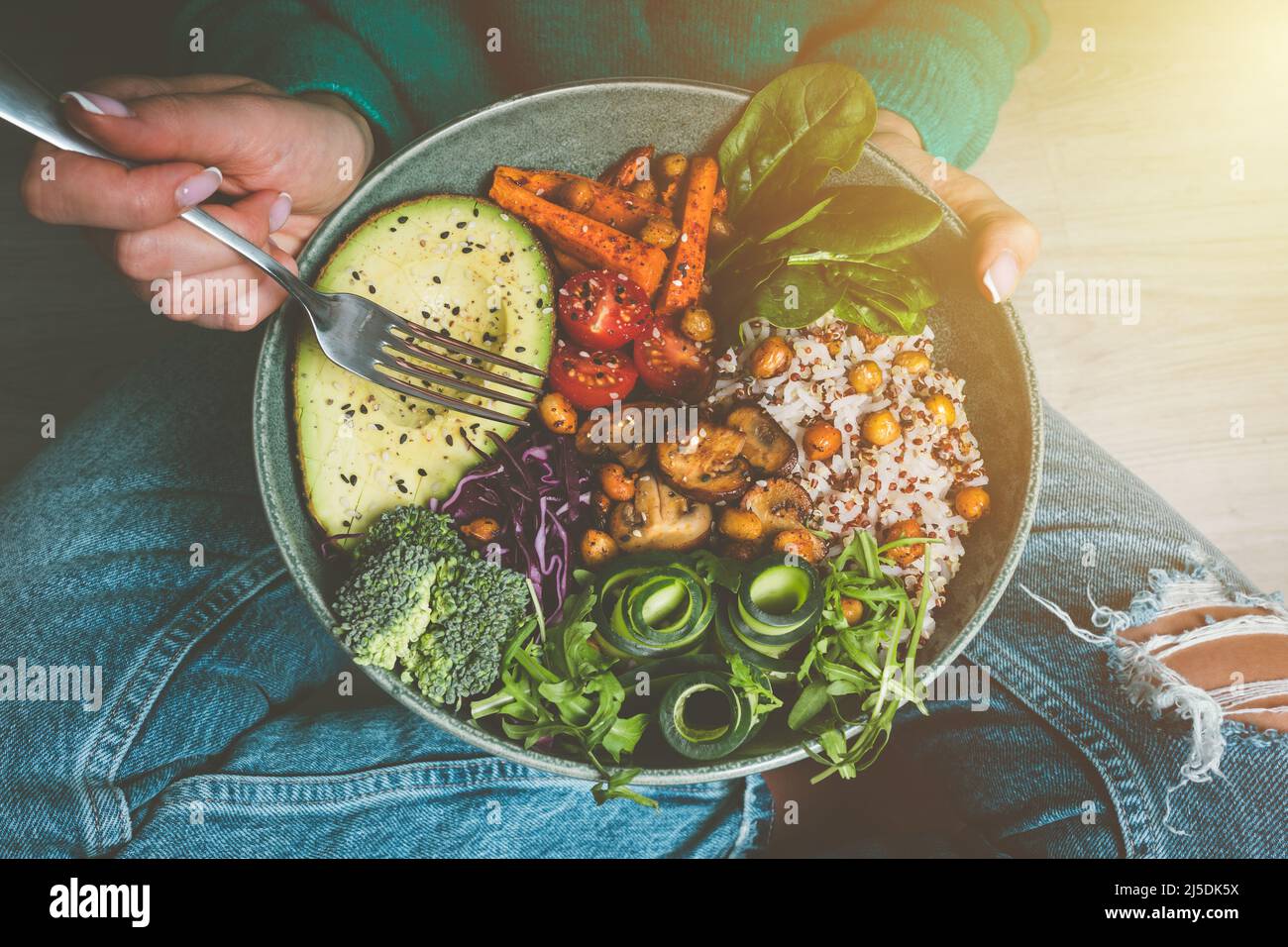 Donna che tiene piatto con cibo vegano o vegetariano. Dieta sana. Cena o pranzo a base di verdure sane. Gustosa ciotola di buddha. Cibo vegano sano Foto Stock