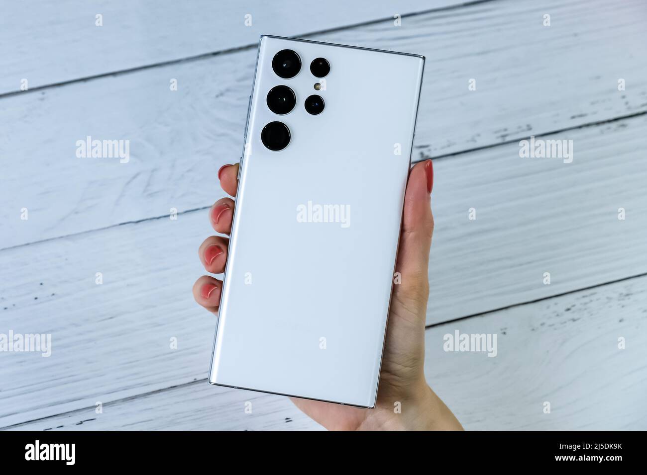Samsung Galaxy S22 Ultra in bianco fantasma Foto stock - Alamy