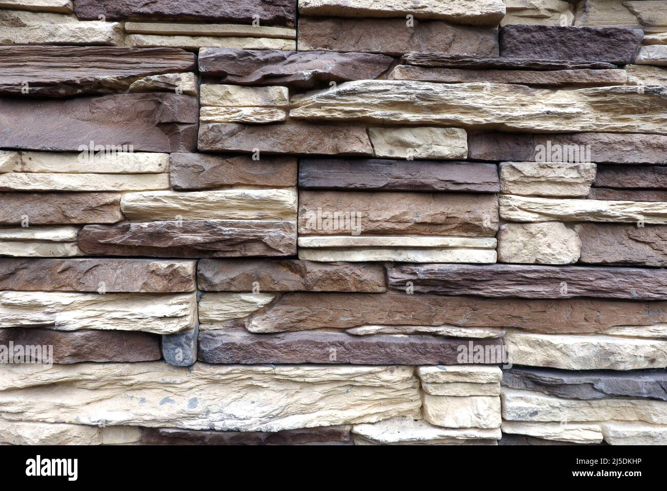 Pareti in pietra con finiture colorate in pietra naturale come sfondo vista frontale da vicino Foto Stock