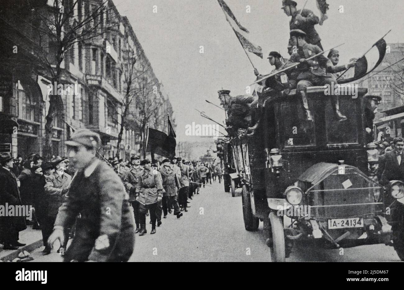 Traduzione inglese : ' un episodio della campagna elettorale a Berlino, a Tauentzienstrasse: I sostenitori nazionalisti del dottor Jarres, passando in furgoni decolorati in nero, bianco e rosso, scambiano invettivi con i repubblicani che camminano in processione sotto l'egida della bandiera nera, rossa e d'oro del Reich' - originale in francese : ' Un épisode de la campagne élettorale à Berlin, dans la Tauentzienstrasse : des nazionalistes partisans du Dr Jarres, passant en camions pavoisés aux couleurs noire, blanche et rouge, échangent des inventives avec des républicains cheminant en cortège sous l'égide du Foto Stock