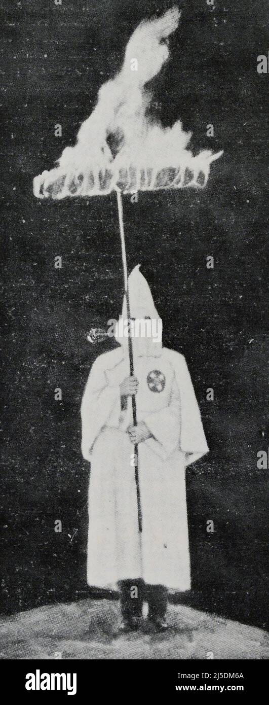Traduzione : ' la Croce del fuoco di Ku-Klux-Klan ' - originale in francese : ' la croix de feu du Ku-Klux-Klan. ' - Estratto da 'l'Illustration Journal Universel' - Rivista francese illustrata - 1923 Foto Stock