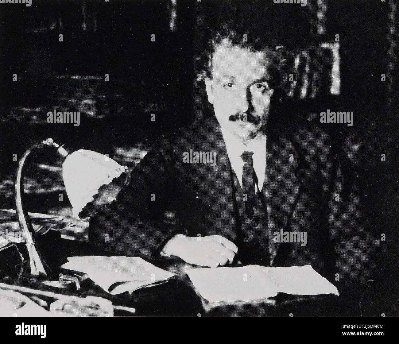 Traduzione : ' il fisico Einstein ' - originale in francese : ' le physicien Einstein. ' - Estratto da 'l'Illustration Journal Universel' - Rivista francese illustrata - 1921 Foto Stock