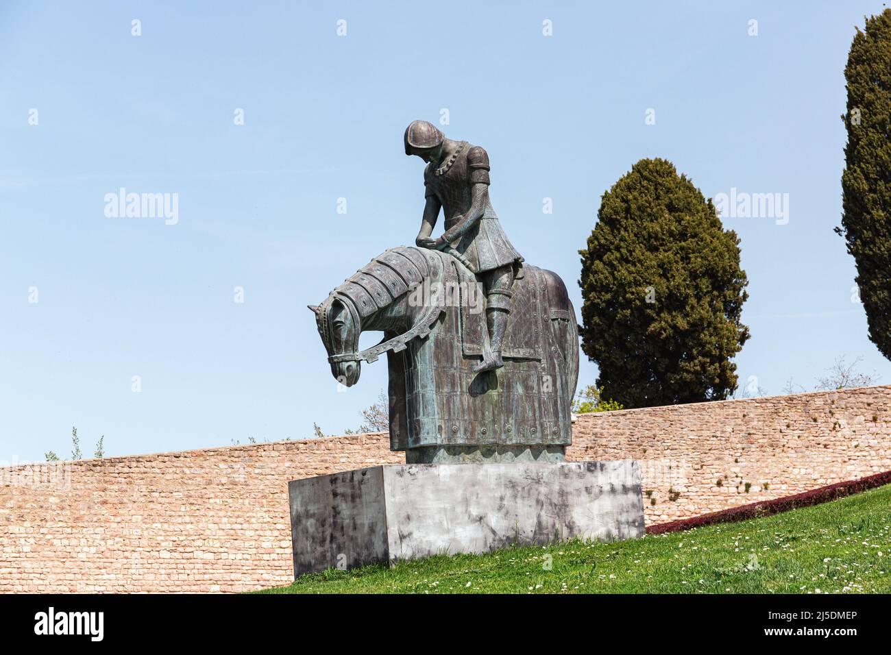 Statua in bronzo di un cavaliere a cavallo di fronte alla Basilica di