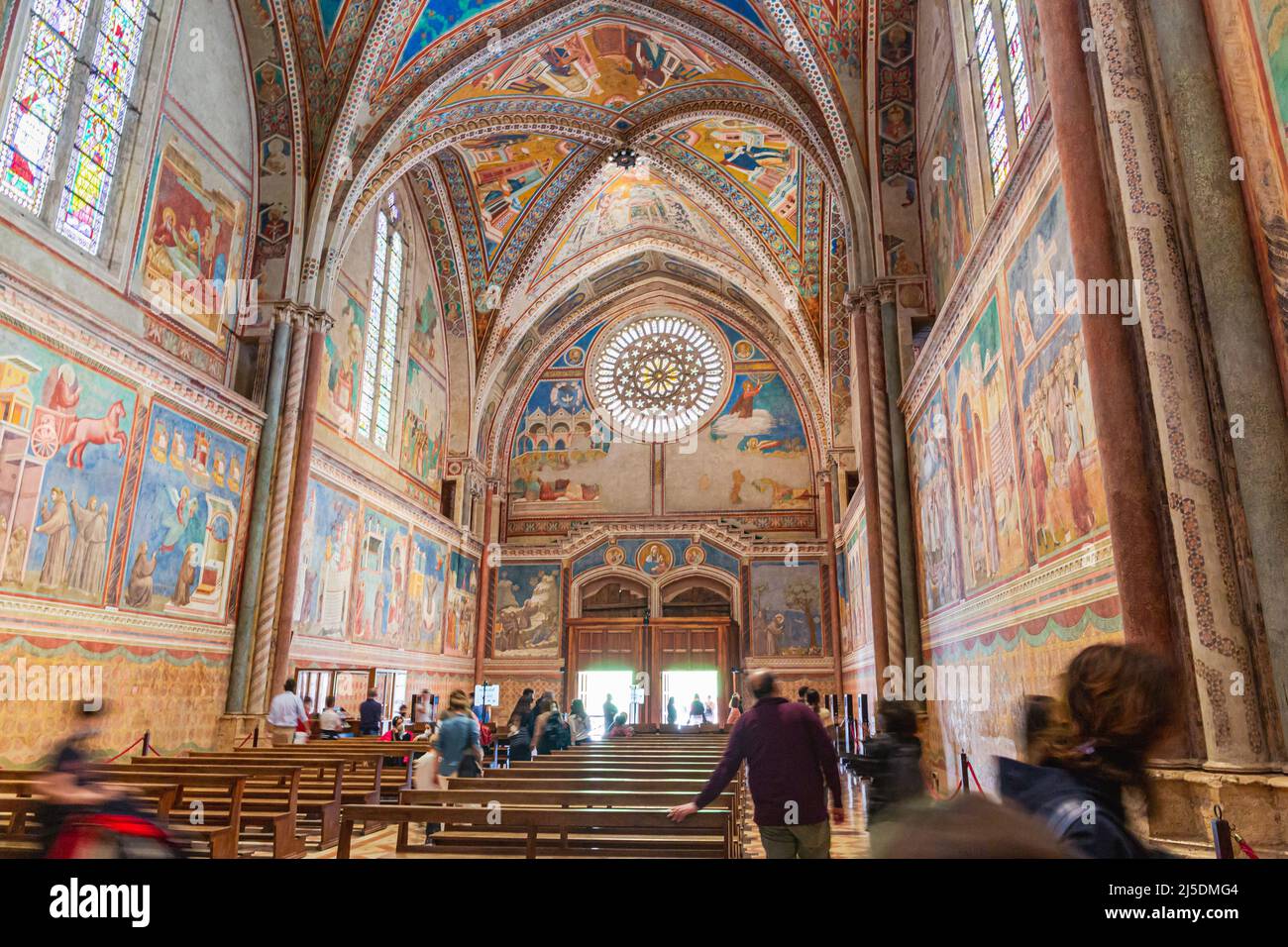 28 Affreschi Di Giotto Ad Assisi Interno della Basilica di San Francesco d'Assisi con colorati affreschi