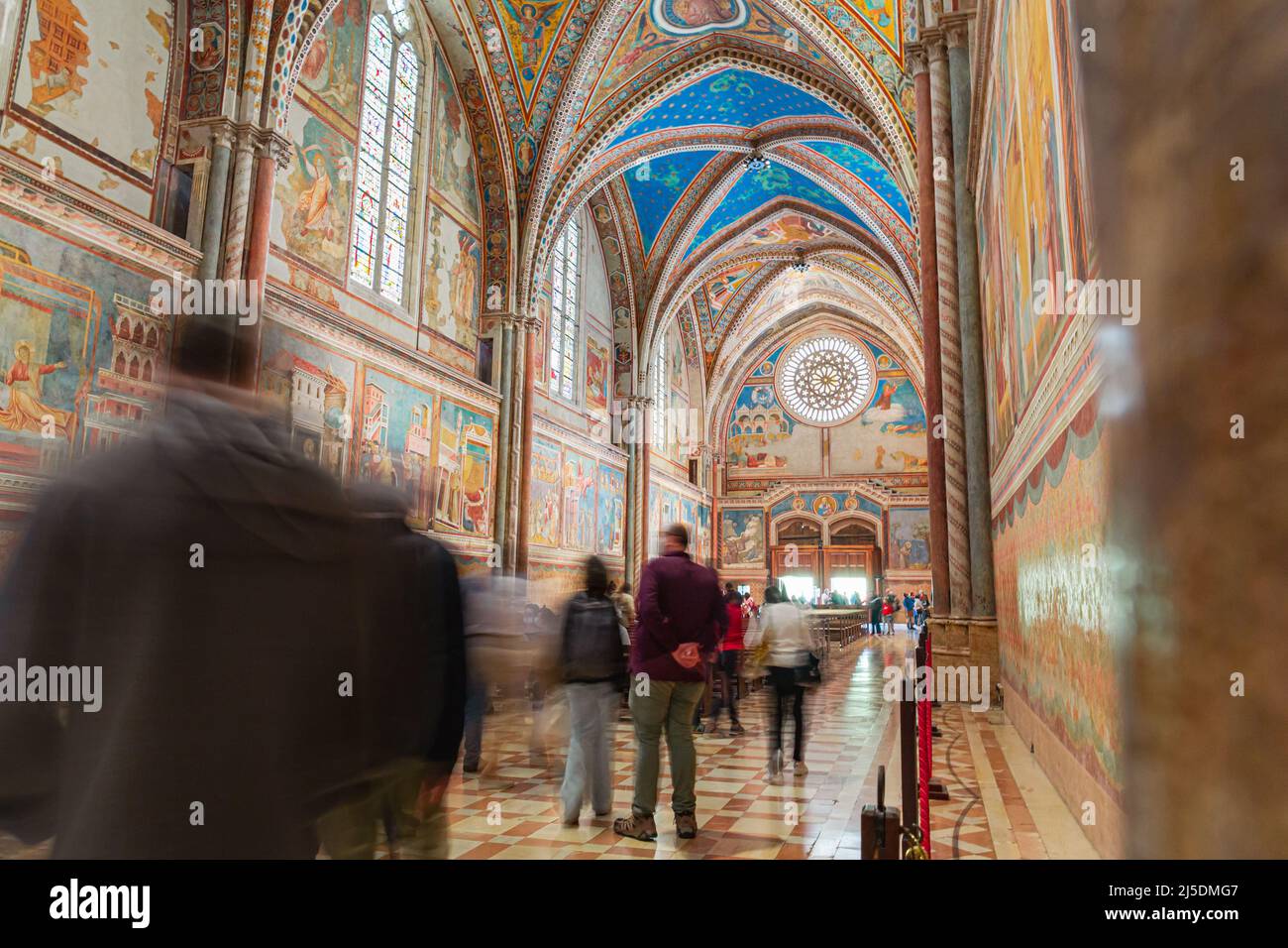 Interno della Basilica di San Francesco d'Assisi con colorati affreschi