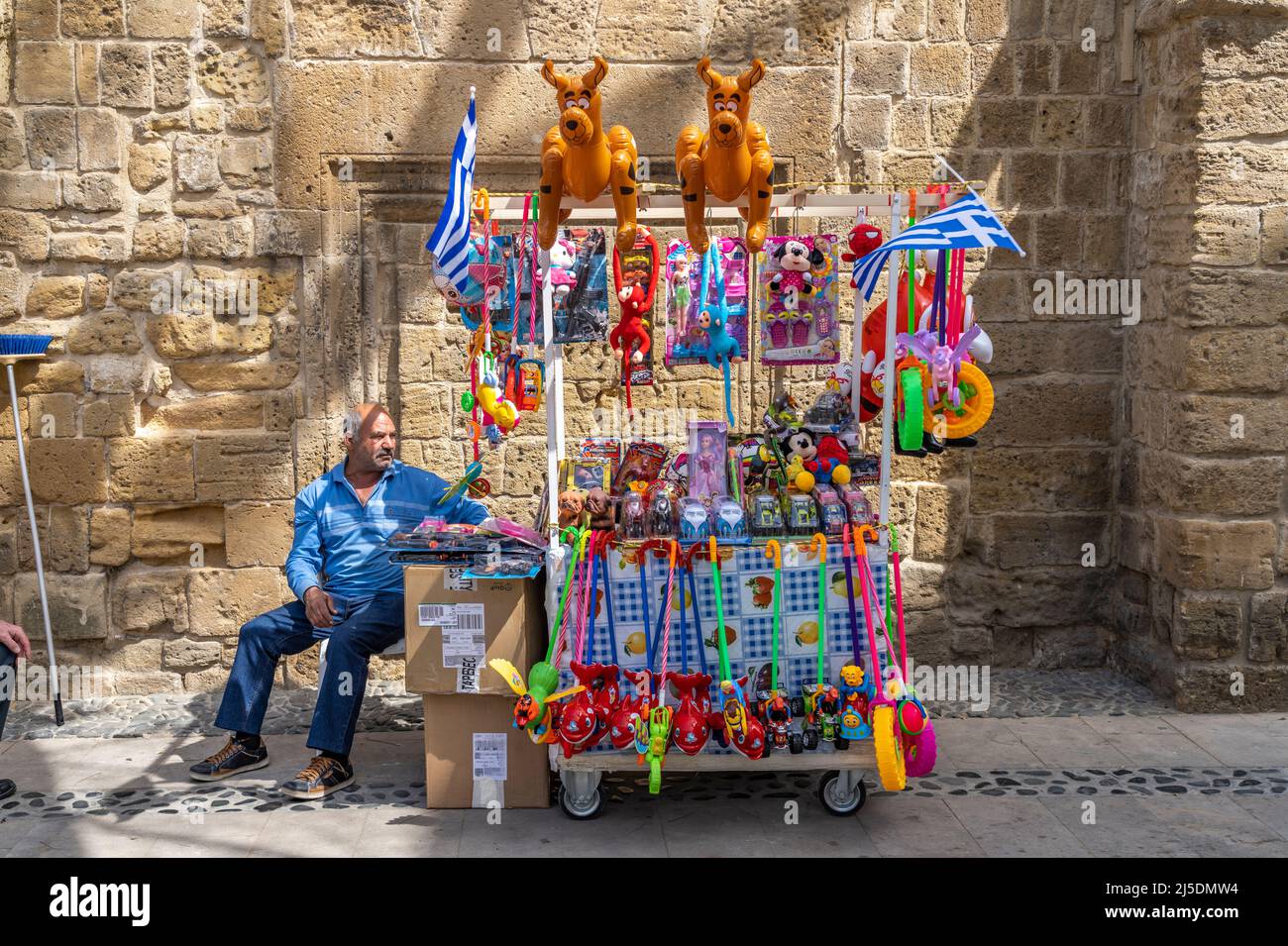 Mobiler Stand mit Spielzeug in Nikosia, Zypern, Europa | Mobile stall vendita giocattoli, Nicosia, Cipro, Europa Foto Stock