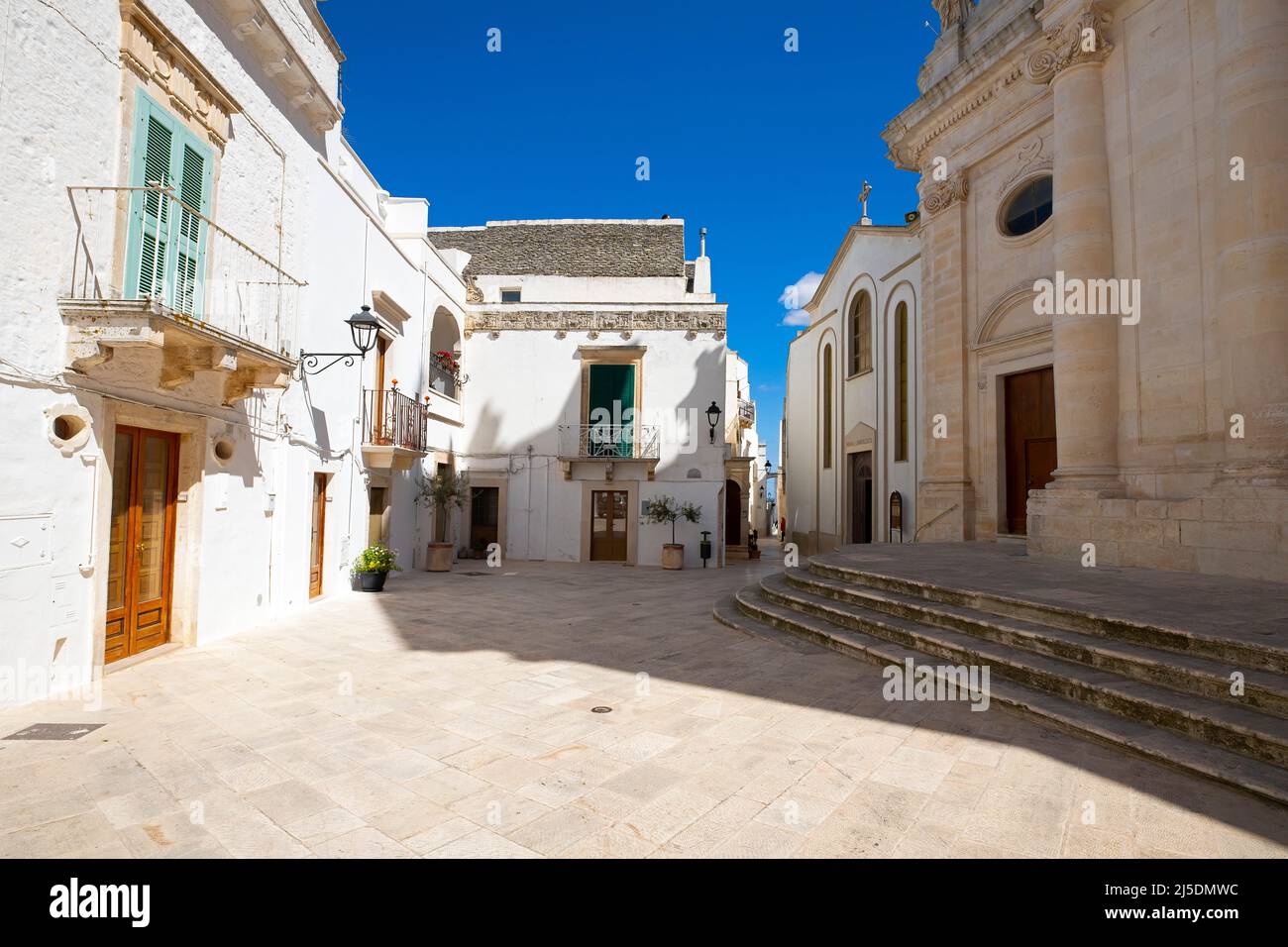 Piazza fuori dalla Chiesa Madre di San Giorgio Martire a Locorotondo, Italia. Foto Stock