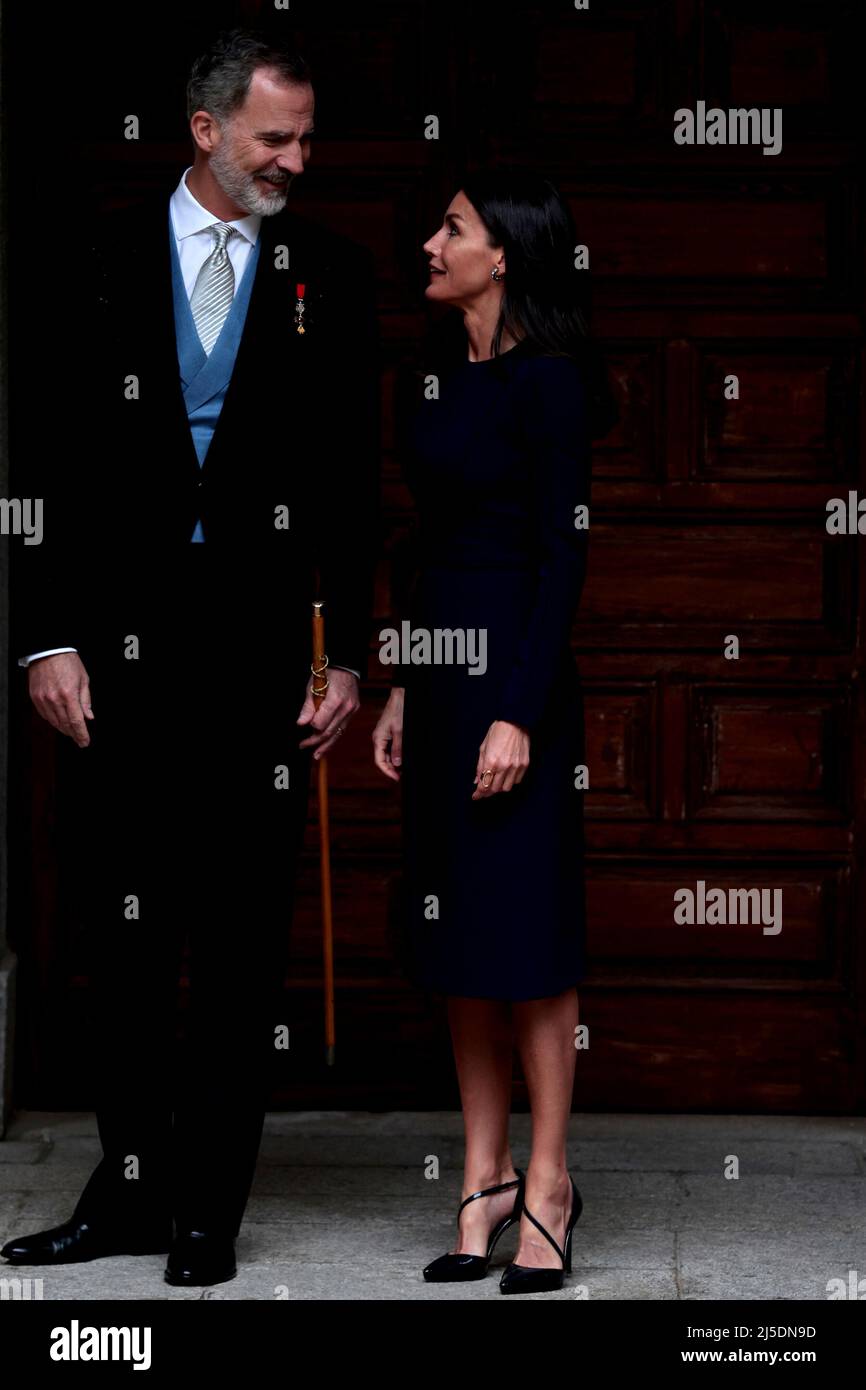 Alcala de Henares, Madrid, Spagna; 22.04.2022.- Re e Regina di Spagna hanno consegnato il Premio Cervantes, il premio più prestigioso per la letteratura spagnola, alla romanziera e poeta uruguaiana Cristina Peri Rossi, che non era in grado di assistere a causa di problemi di salute ed era rappresentata dall'attrice argentina Cecilia Roth. Foto: Juan Carlos Rojas Credit: dpa Picture Alliance/Alamy Live News Foto Stock