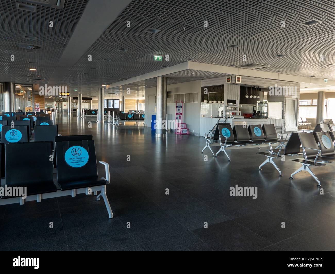 Riga, Lettonia-27.09.21: In attesa di salire a bordo del gate di partenza dell'area all'aeroporto internazionale di riga, con 19 avvisi di restrizione in vigore Foto Stock
