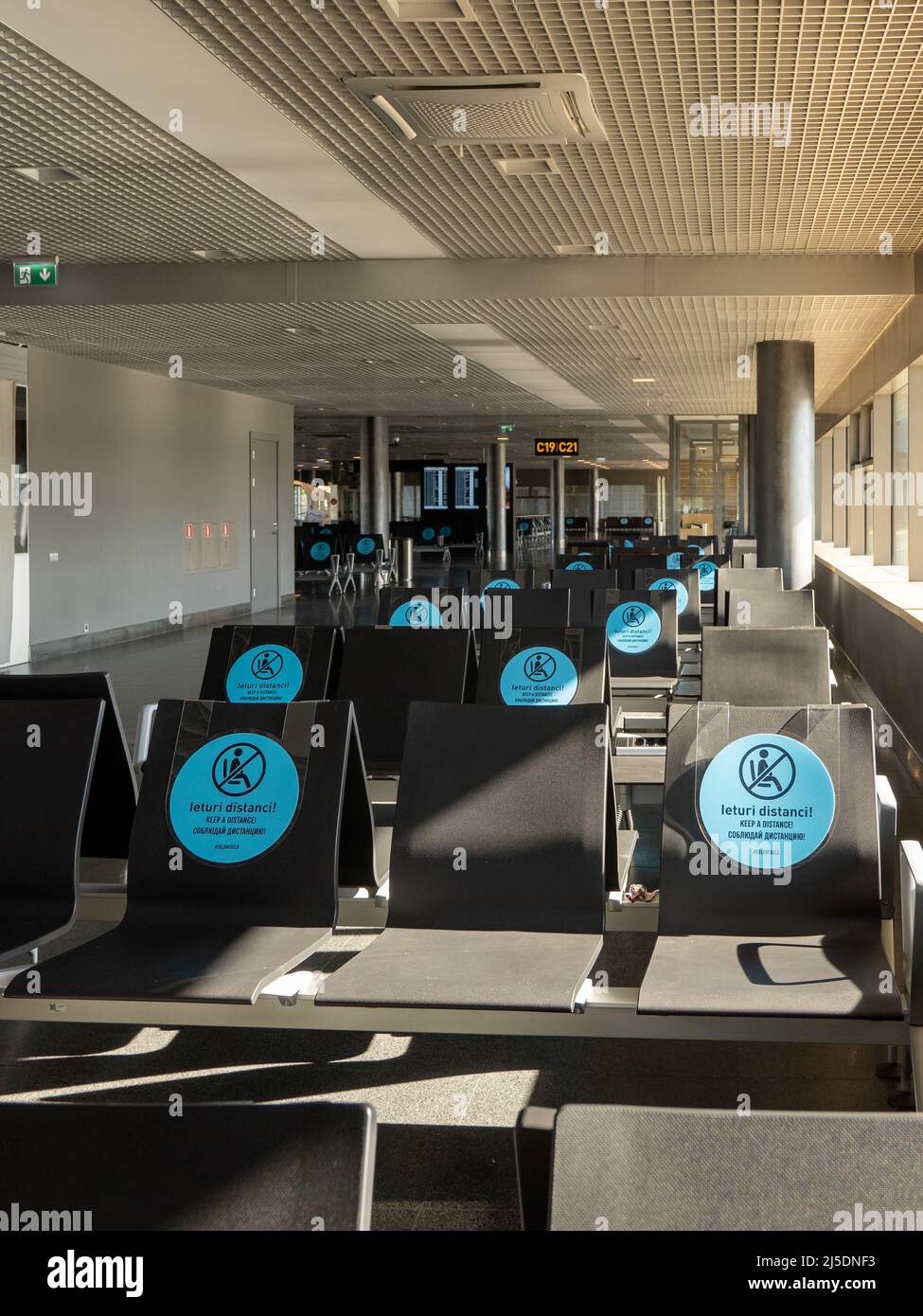 Riga, Lettonia-27.09.21: In attesa di salire a bordo del gate di partenza dell'area all'aeroporto internazionale di riga, con 19 avvisi di restrizione in vigore Foto Stock