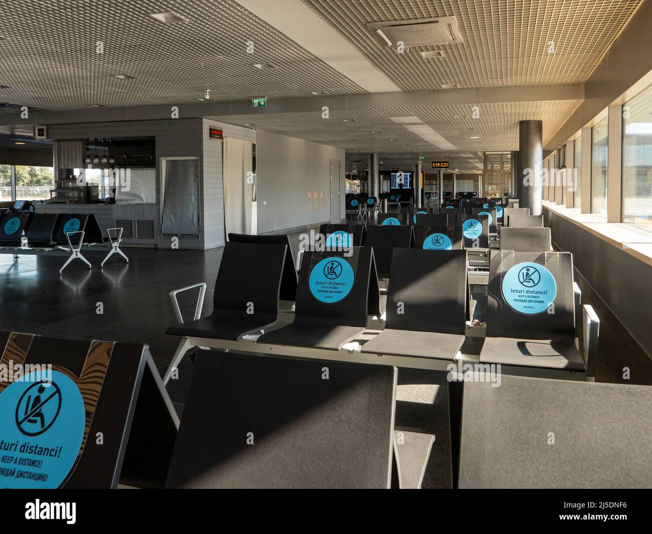Riga, Lettonia-27.09.21: In attesa di salire a bordo del gate di partenza dell'area all'aeroporto internazionale di riga, con 19 avvisi di restrizione in vigore Foto Stock