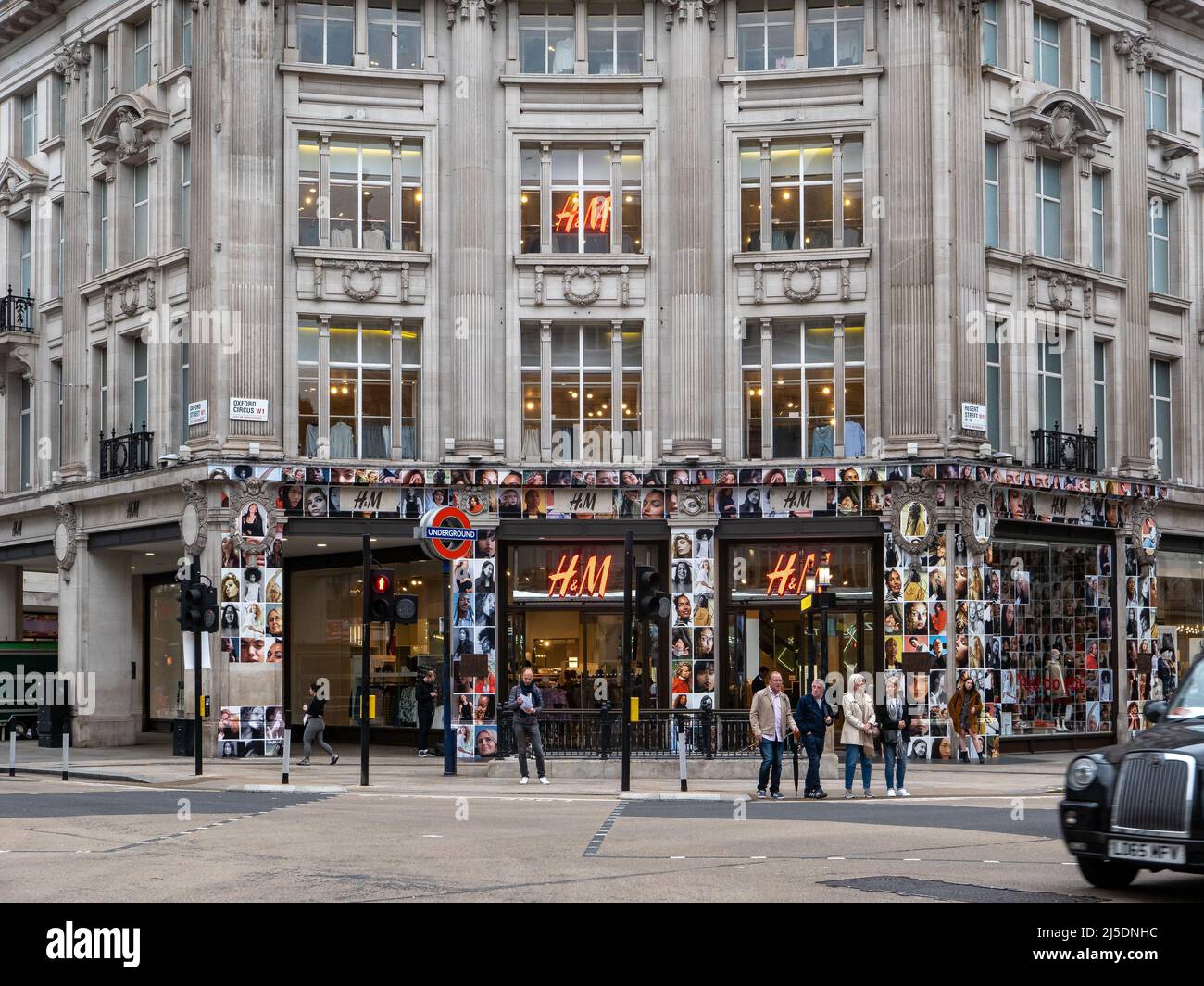 Londra, UK-27.10.21: Grandi magazzini H&M a Oxford Circus a Londra. H&M è un'azienda multinazionale svedese di vendita al dettaglio di abbigliamento nota per la sua moda veloce Foto Stock