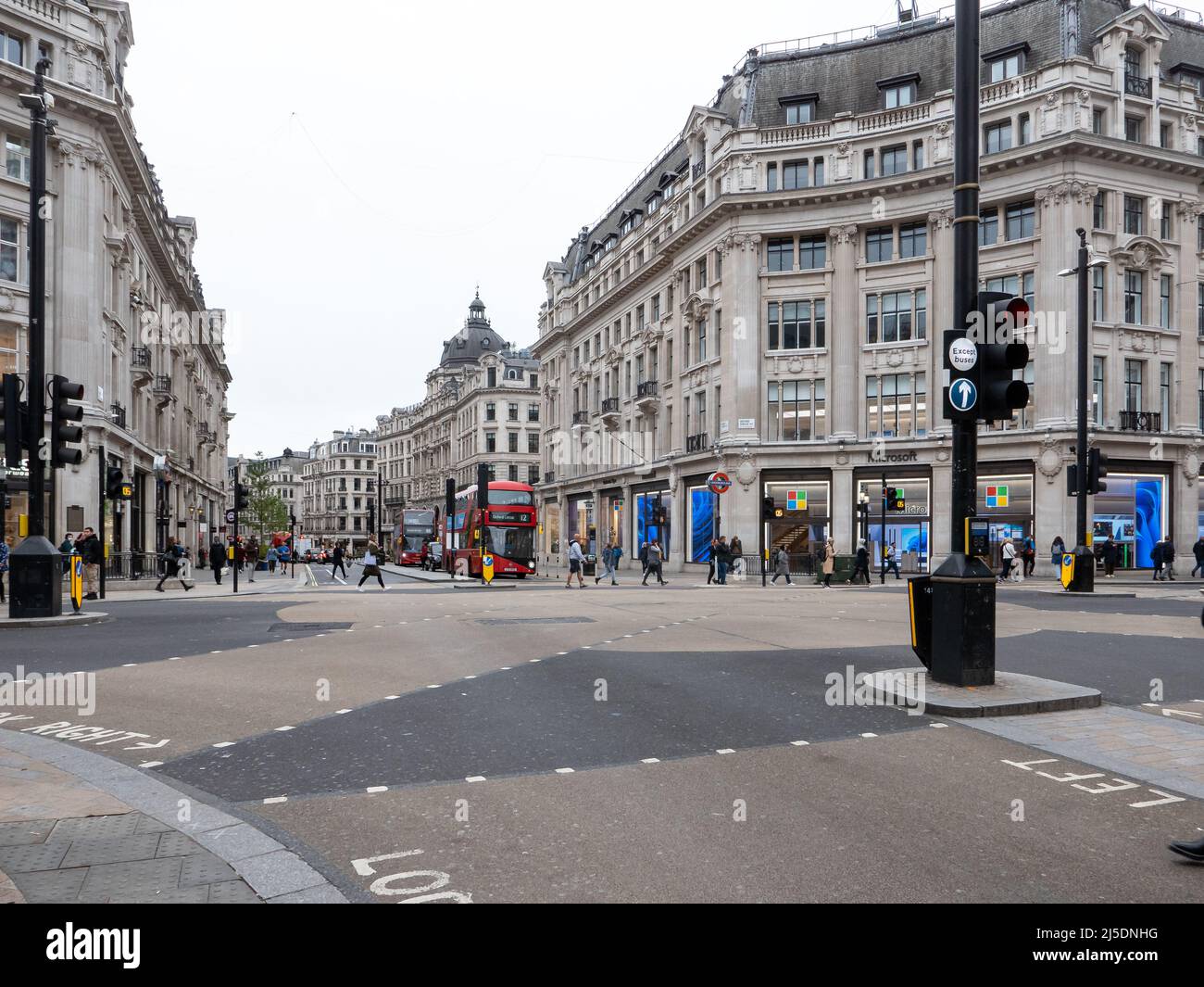 Londra, UK-27.10.21: Microsoft Store su Oxford Circus a Londra. Uno dei quattro negozi che non era chiuso ma rinnovato in "Experience Center" Foto Stock