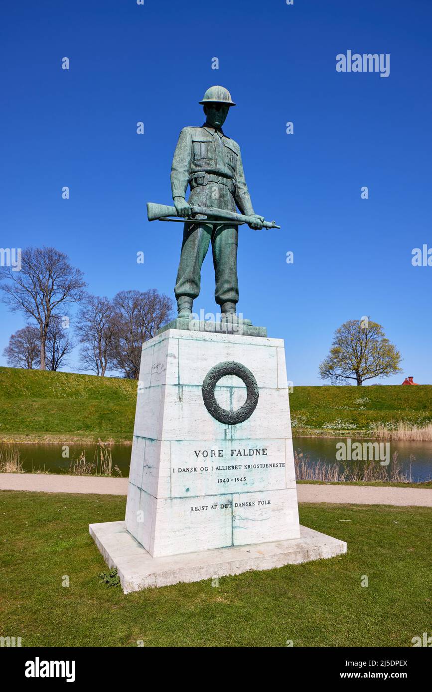 Vore Faldne ("nostri caduti'), il monumento in bronzo da Svend Lindhart dal 1957 (eretto 1960), Kastellet, Copenhagen, Danimarca Foto Stock