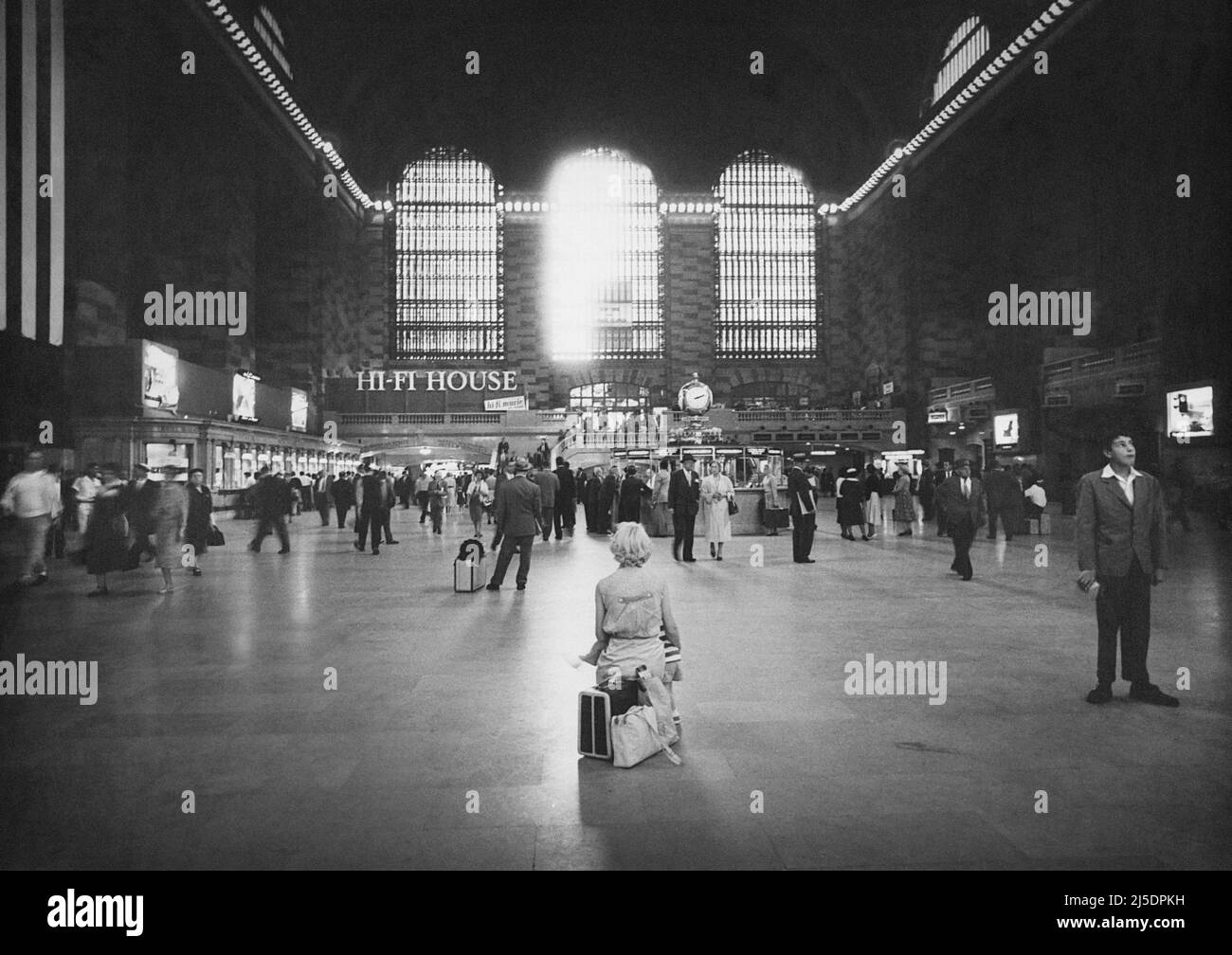 Donna seduta sul bagaglio, Main Concourse, Grand Central Terminal, New York City, New York, USA, Angelo Rizzuto, Anthony Angel Collection, settembre 1958 Foto Stock