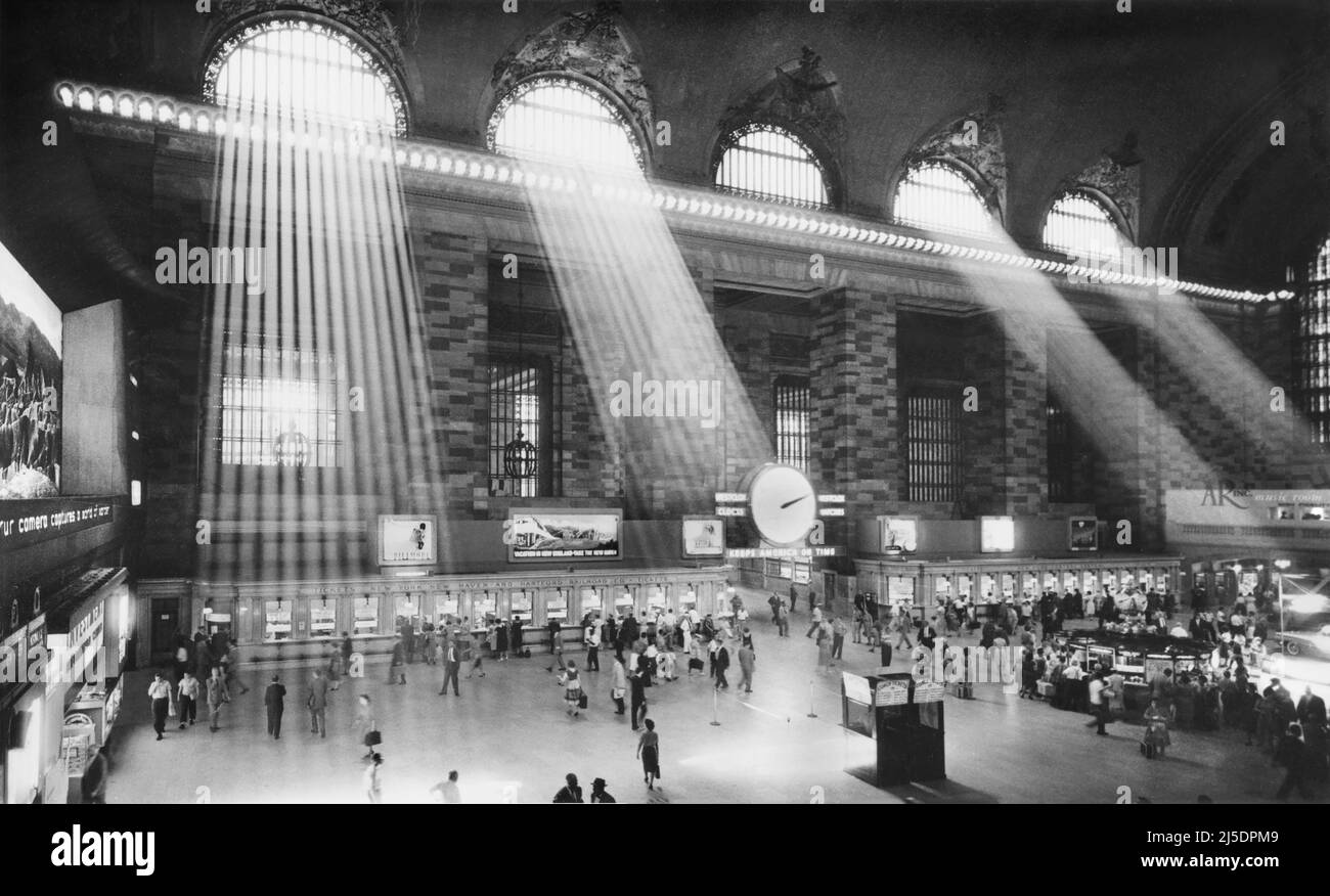 Main Concourse con luce solare che scorre attraverso le finestre, Grand Central Terminal, New York City, New York, USA, Angelo Rizzuto, Anthony Angel Collection, settembre 1959 Foto Stock