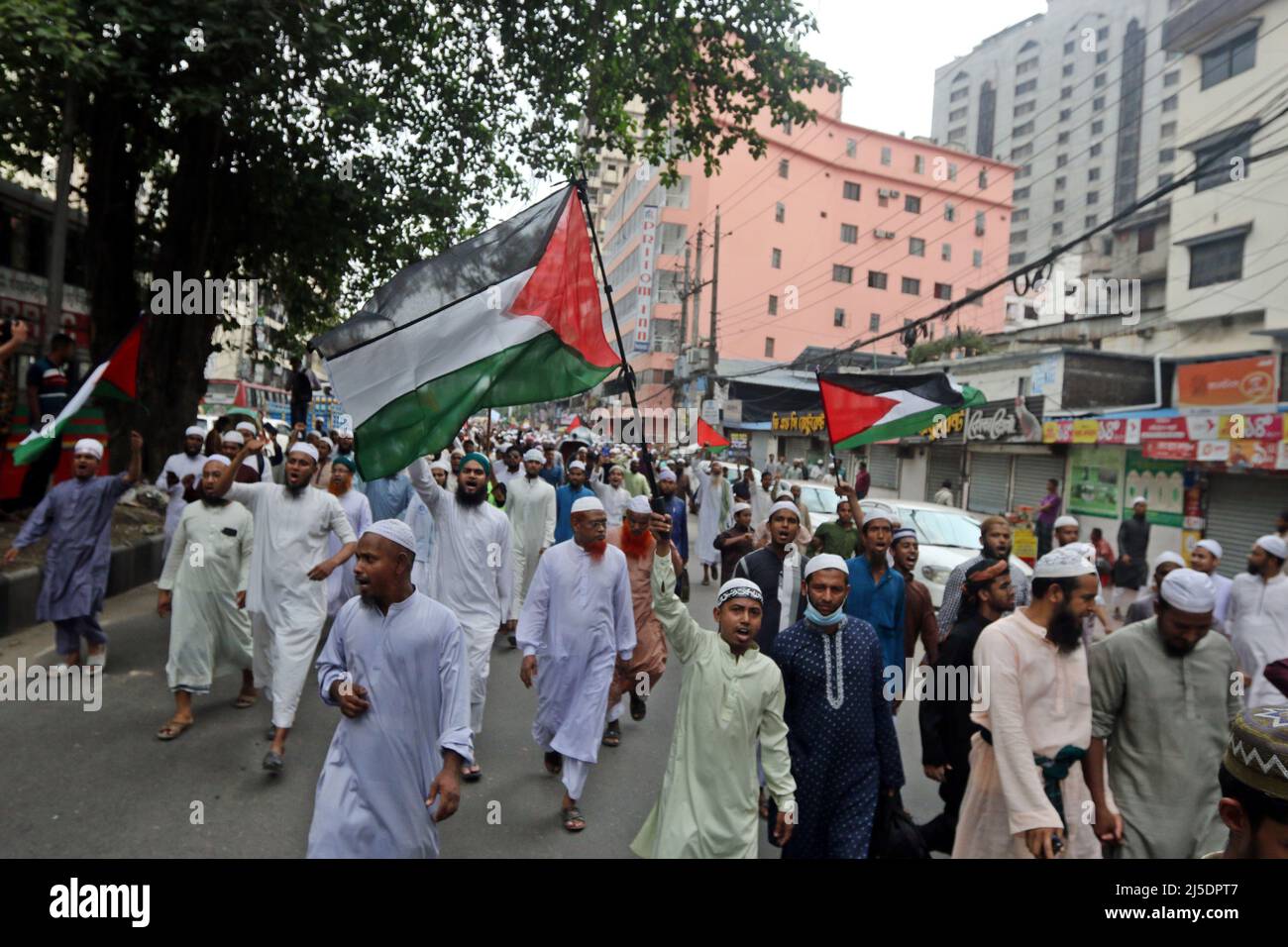 Dhaka, Città del Messico, Bangladesh. 22nd Apr 2022. Gli attivisti del partito Islami Andolan Bangladesh prendono parte a una manifestazione contro il disonore del Sacro Corano in Svezia, l'aggressione israeliana in Palestina e l'attacco ai musulmani alla Moschea al-Aqsa, a Dhaka il 22 aprile 2022. (Credit Image: © Habibur Rahman/eyepix via ZUMA Press Wire) Credit: ZUMA Press, Inc./Alamy Live News Foto Stock