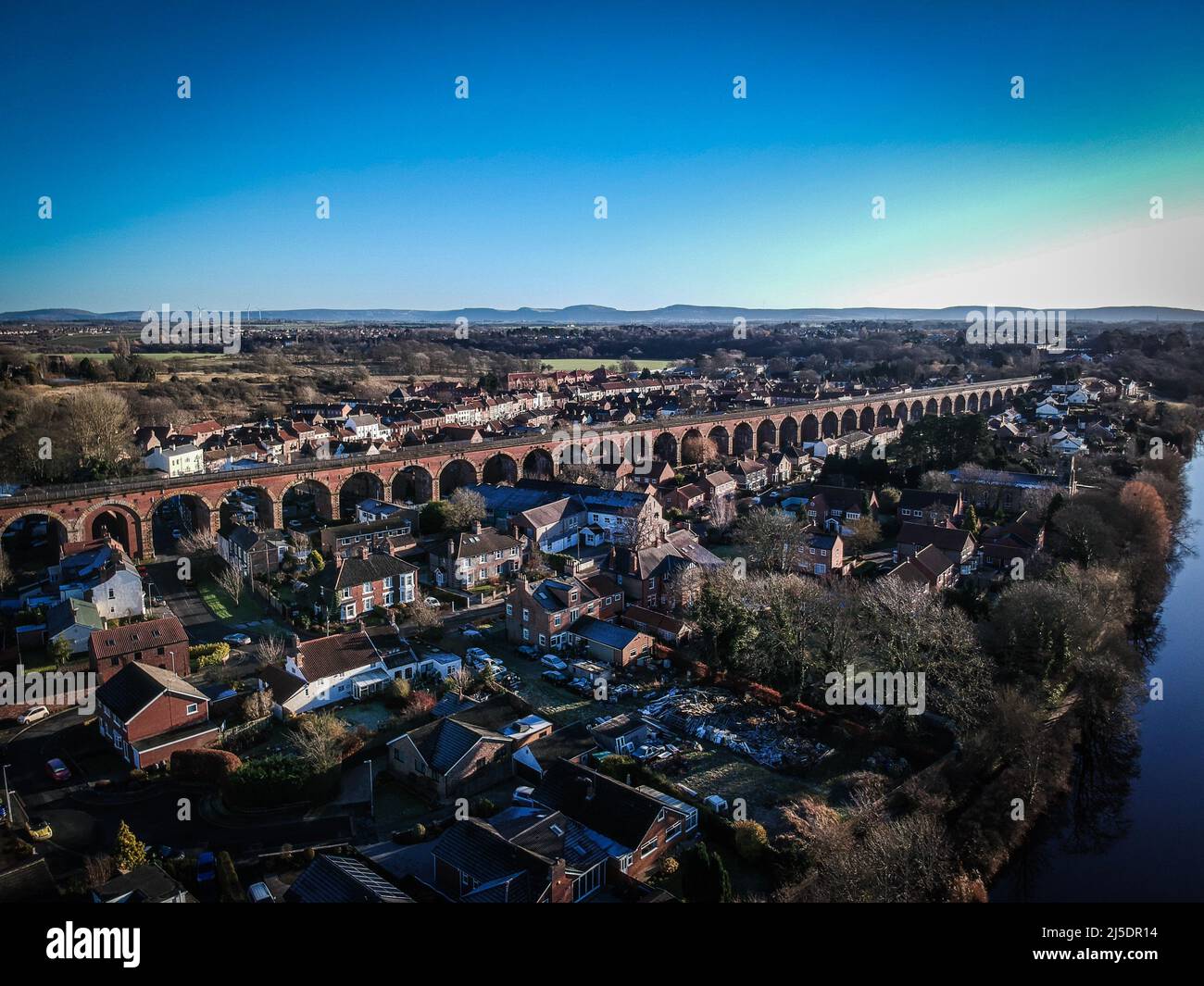 Una vista aerea di Yarm nel nord-est dell'Inghilterra. Yarm si trova accanto al fiume Tees che si snoda intorno alla città. Foto Stock