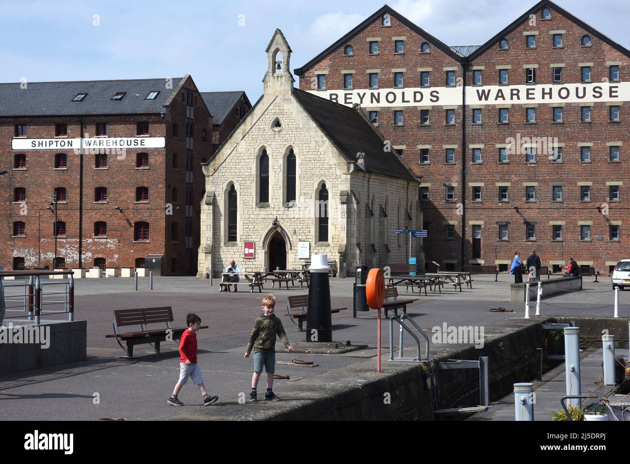 Gloucester Quay vecchi magazzini e la Chiesa dei Mariners. Foto Stock