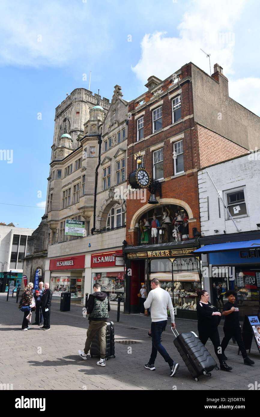 Shopping vittoriano di Jeweler Baker and Son con il famoso Baker's Clock, Southgate Street, Gloucester, Inghilterra, Regno Unito Foto Stock