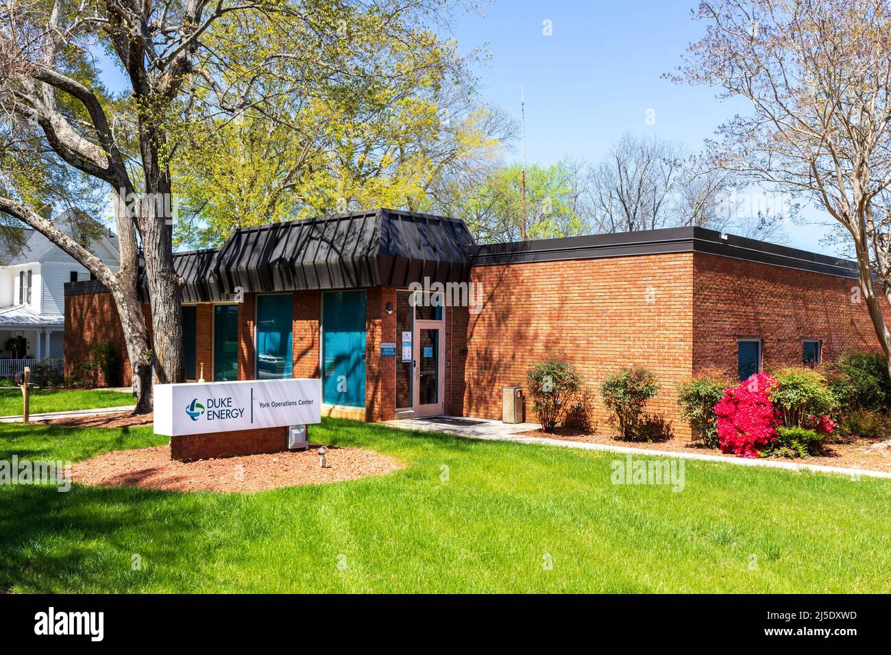 YORK, SC, USA-10 APRILE 2022: Duke Energy, York Operations Center, Liberty St., Downtown. Primavera soleggiata, cielo blu giorno. Foto Stock