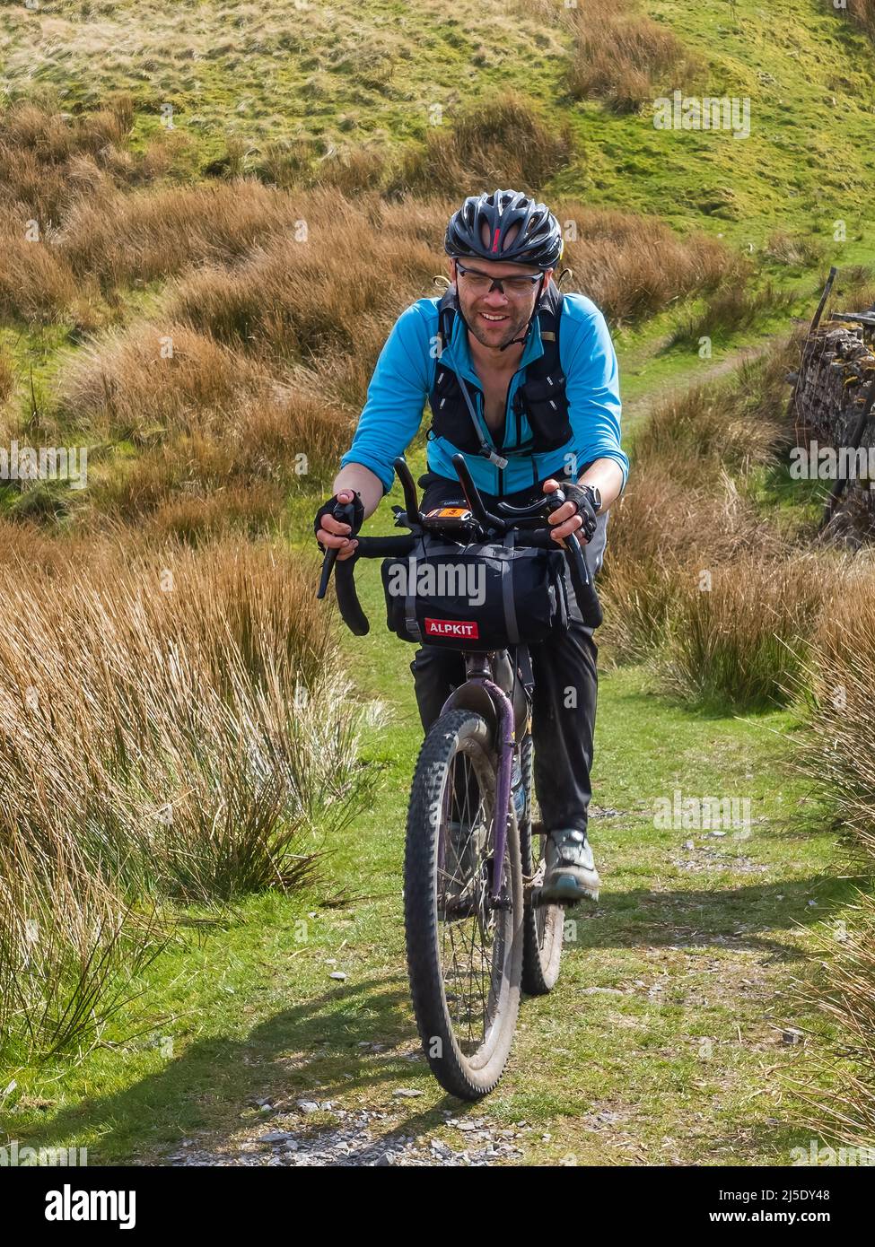 17.04.2022 Newby Head Gate, Ribblehead, North Yorkshire, Regno Unito. Ciclista sulla strada a ponte Pennine vicino a Great Knoutberry Hill ultra gara tra Arnside Foto Stock