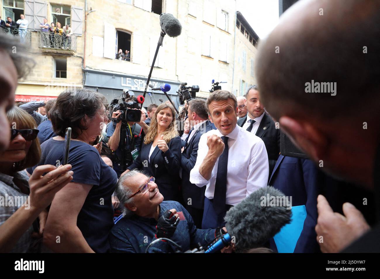 Figeac, Francia. 22nd Apr 2022. Le président de la République franaise et candidat du parti centriste la République en marche (LREM) à la rélection, Emmanuel Macron, en déambulation dans la ville de Figeac, dans le Lot, Francia, le 22 avril 2022, avant le second tour de l'élection présidentielle franaise. Macron affronte la candidate du parti d'extrême droite Rassemblement National (RN) lors du second tour le 24 avril prochain. © Dominique Jacovides/Bestimage Presidente francese e centrista la Republique en Marche (LREM) candidato alla rielezione Emmanuel Macron a Figeac, Francia meridionale Foto Stock