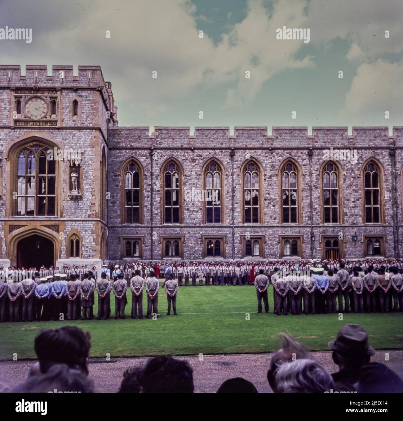 La visita del Capo Scout, Sir William Gladstone, e della Principessa Margaret al Castello di Windsor nel 1977. Erano lì per presentare i Queens Scout Awards. Questa è una foto della diapositiva originale. Foto Stock