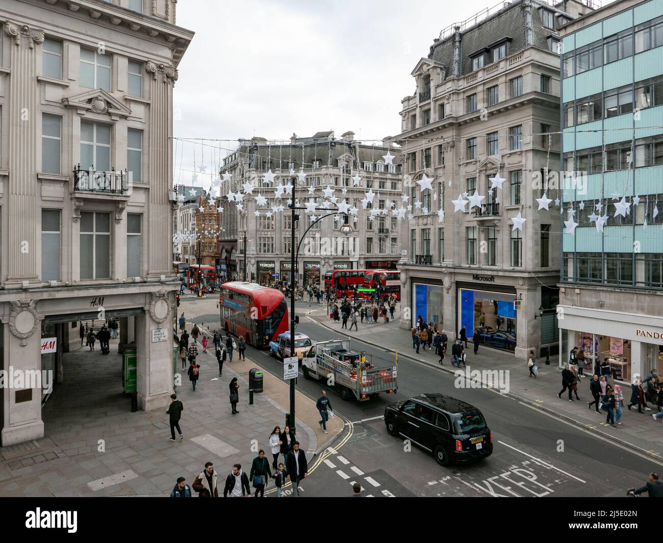 London, UK-27.10.21: Vista sul Circus di Oxford decorato con stelle luminose. Oxford Circus è uno svincolo stradale che collega Oxford Street e Regent Str Foto Stock