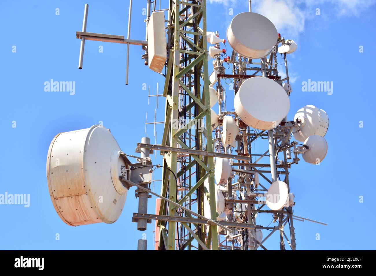 Detalle de una torre de telecomunicaciones Foto Stock