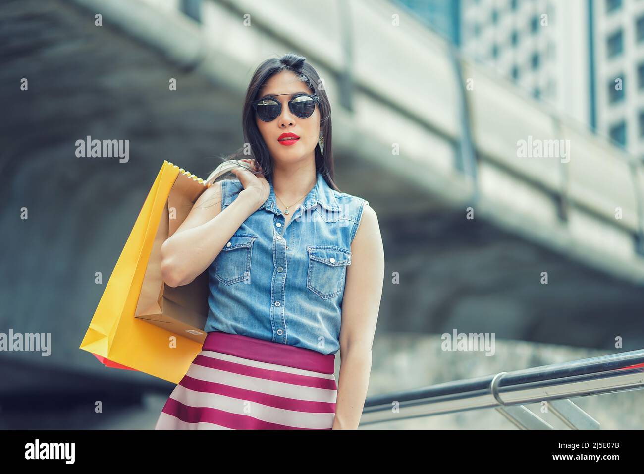 Bella donna tenere shopping borse, Shopaholic donna vendita e spesa signora concetto. Foto Stock