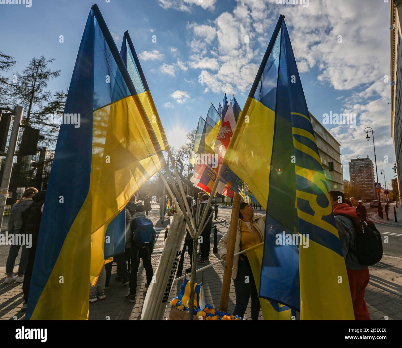 Varsavia, Polonia. 22nd Apr 2022. Greenpeace(GP) Varsavia ha preso le strade per la Giornata della Terra, a partire dall'Ambasciata tedesca che chiede all'UE di mettere un embargo totale su tutti i combustibili fossili russi - gas, petrolio e carbone. Secondo alcune statistiche, l'UE stima che 900 milioni di euro fluiscono quotidianamente nell'economia russa per le risorse energetiche. Gli attivisti ucraini (UA) e polacchi (PO), WIKTORIA JEDROSZIAK (GP), MIKOLAY PETRYGA (GP/UA), ARINA BILAI (FFF/UA) hanno parlato con l'opinione pubblica per chiedere l'embargo e dichiarare "l'industria dei combustibili fossili è sempre associata alla violenza. (Immagine di credito: Foto Stock