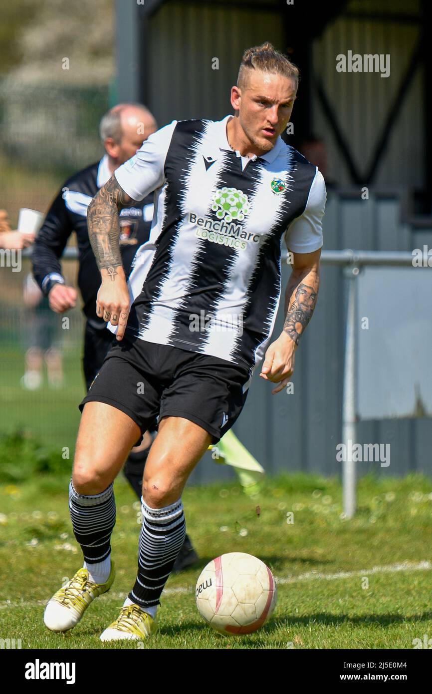 Pontardawe, Galles. 16 aprile 2022. Jordan Langley di Pontardawe Town durante la partita della Ardal South West League tra Pontardawe Town e Dinas Powys al Parc Ynysderw di Pontardawe, Galles, Regno Unito, il 16 aprile 2022. Credit: Duncan Thomas/Majestic Media. Foto Stock