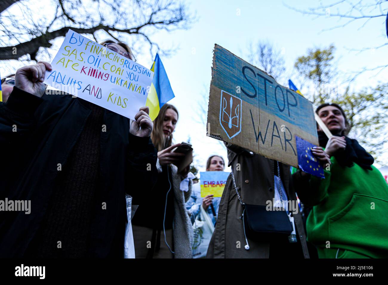 Varsavia, Polonia. 22nd Apr 2022. Greenpeace(GP) Varsavia ha preso le strade per la Giornata della Terra, a partire dall'Ambasciata tedesca che chiede all'UE di mettere un embargo totale su tutti i combustibili fossili russi - gas, petrolio e carbone. Secondo alcune statistiche, l'UE stima che 900 milioni di euro fluiscono quotidianamente nell'economia russa per le risorse energetiche. Gli attivisti ucraini (UA) e polacchi (PO), WIKTORIA JEDROSZIAK (GP), MIKOLAY PETRYGA (GP/UA), ARINA BILAI (FFF/UA) hanno parlato con l'opinione pubblica per chiedere l'embargo e dichiarare "l'industria dei combustibili fossili è sempre associata alla violenza. (Immagine di credito: Foto Stock