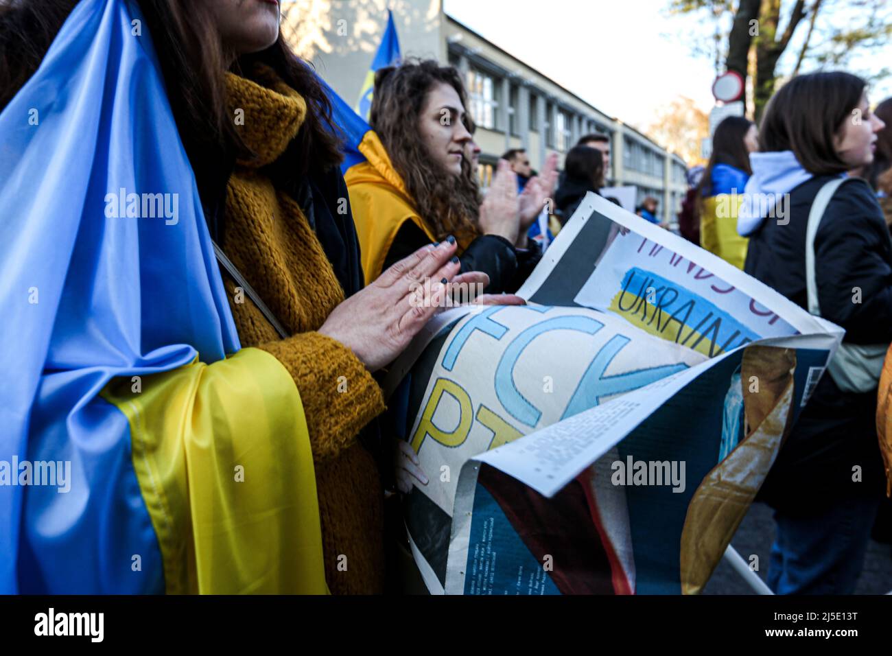 Varsavia, Polonia. 22nd Apr 2022. Greenpeace(GP) Varsavia ha preso le strade per la Giornata della Terra, a partire dall'Ambasciata tedesca che chiede all'UE di mettere un embargo totale su tutti i combustibili fossili russi - gas, petrolio e carbone. Secondo alcune statistiche, l'UE stima che 900 milioni di euro fluiscono quotidianamente nell'economia russa per le risorse energetiche. Gli attivisti ucraini (UA) e polacchi (PO), WIKTORIA JEDROSZIAK (GP), MIKOLAY PETRYGA (GP/UA), ARINA BILAI (FFF/UA) hanno parlato con l'opinione pubblica per chiedere l'embargo e dichiarare "l'industria dei combustibili fossili è sempre associata alla violenza. (Immagine di credito: Foto Stock