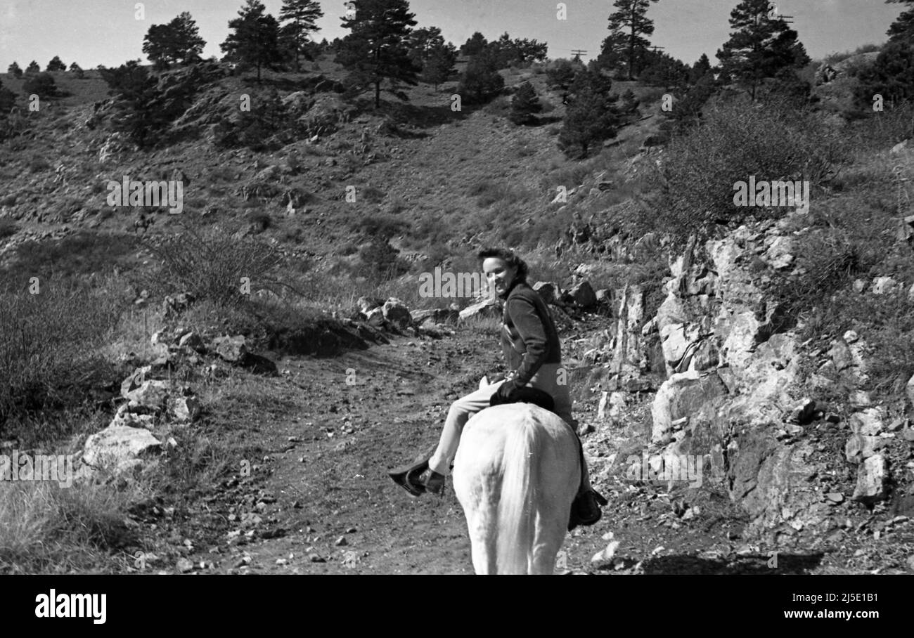 Attraente donna a cavallo bianco in Colorado, circa 1940s Foto Stock